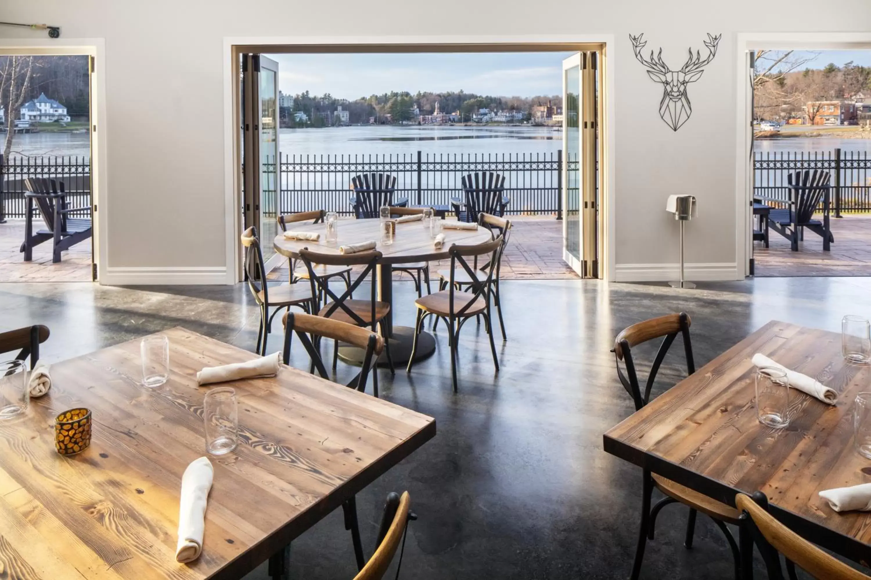 Lounge or bar in Saranac Waterfront Lodge