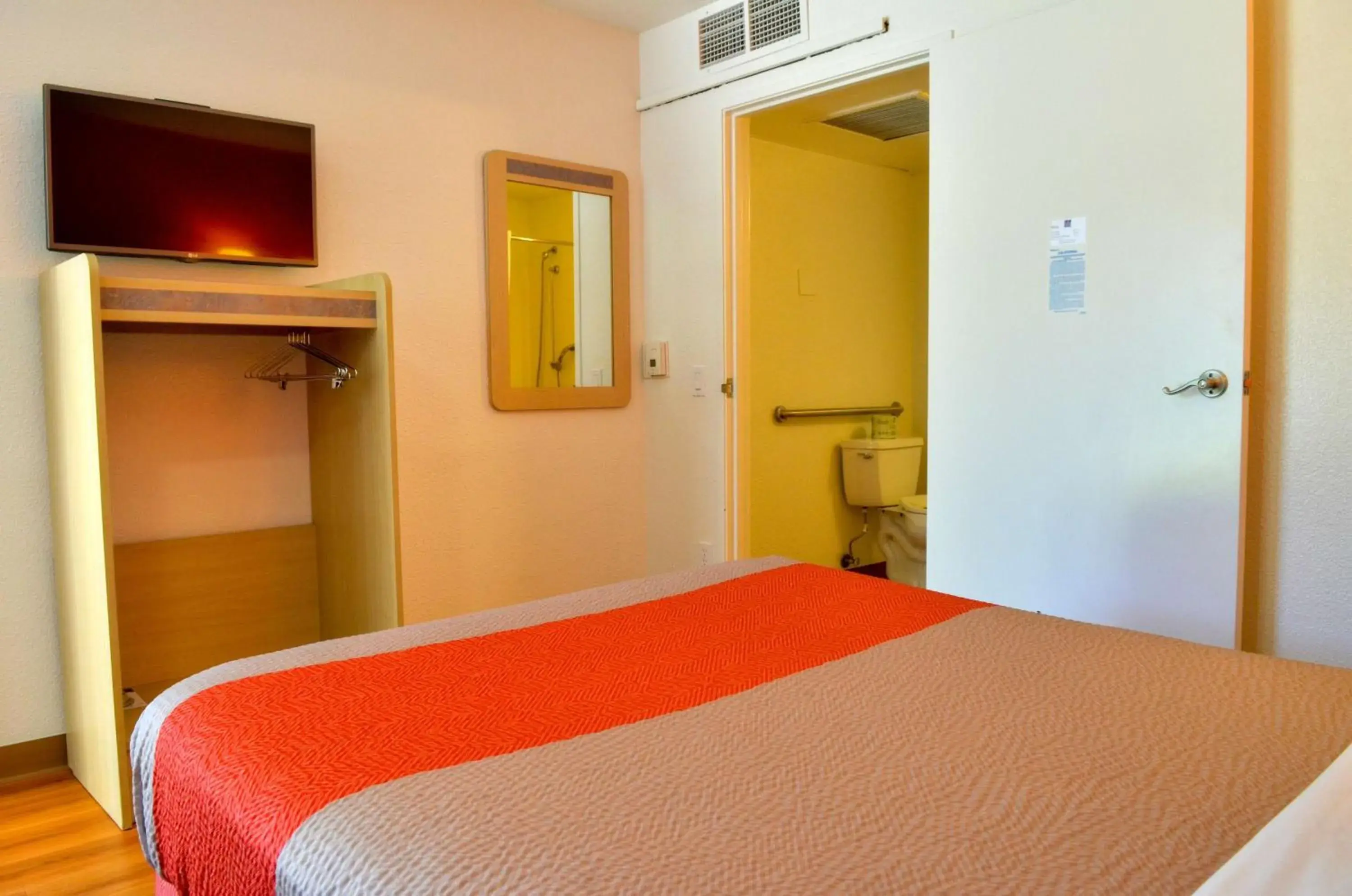 Photo of the whole room, Room Photo in Motel 6 Santa Nella, CA - Los Banos - Interstate 5