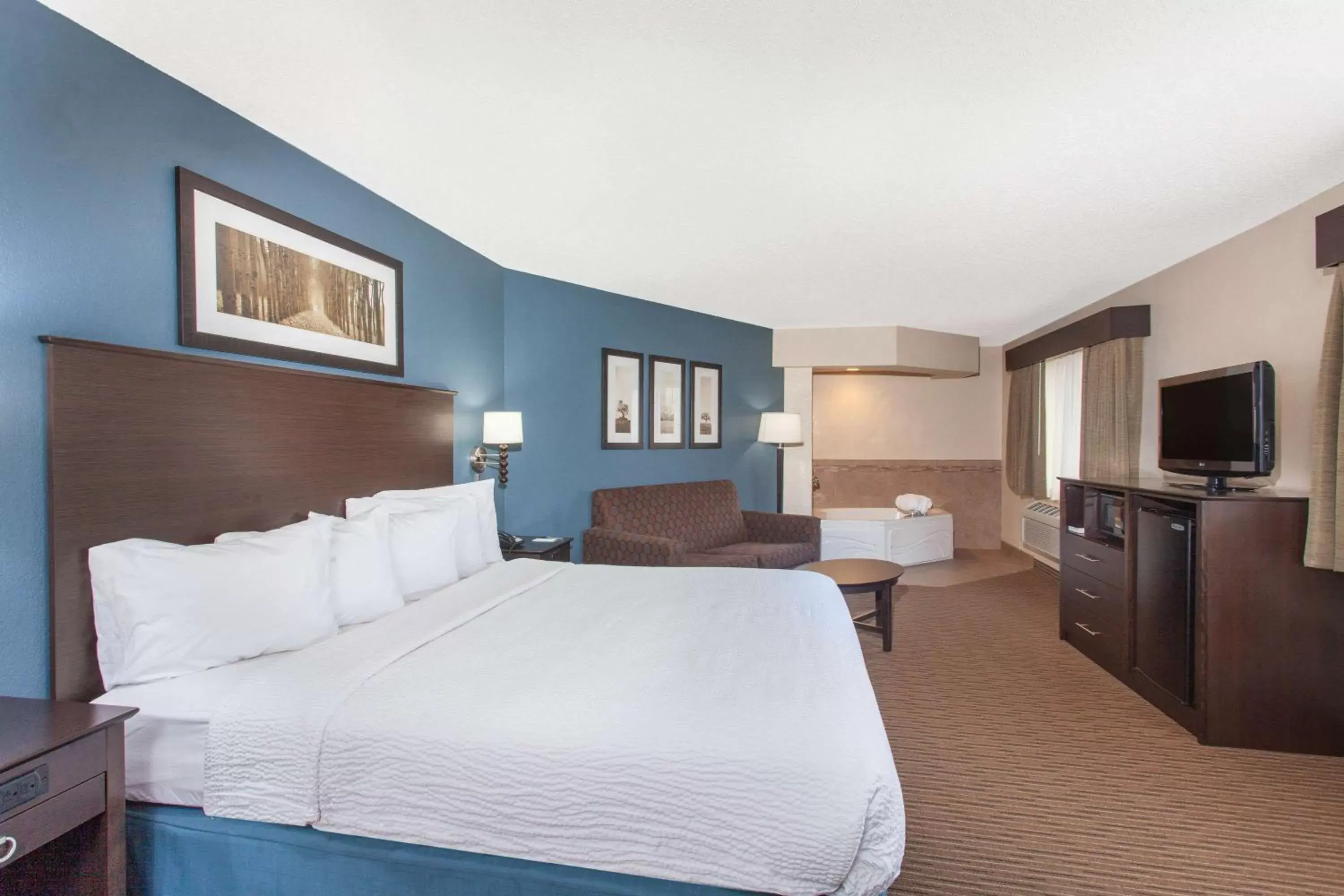Photo of the whole room, Bed in AmericInn by Wyndham Mankato Event Center near MSU
