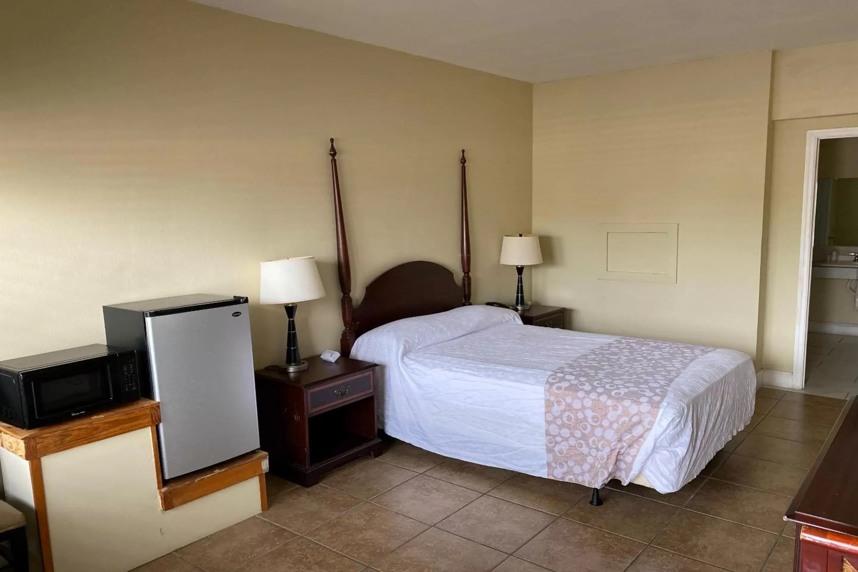 Bedroom, Bed in Sunrise Inn by OYO Titusville FL