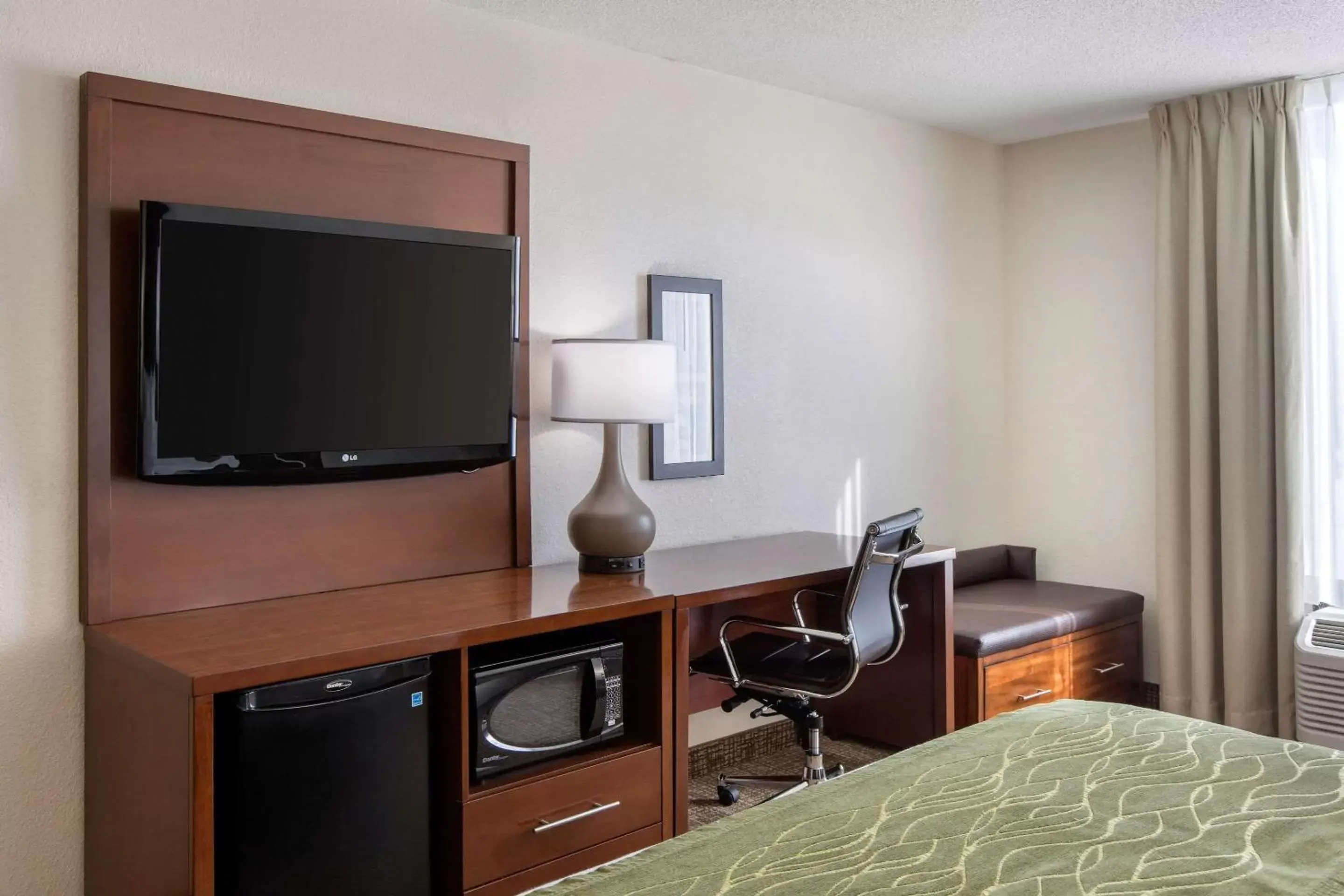 Photo of the whole room, TV/Entertainment Center in Comfort Inn