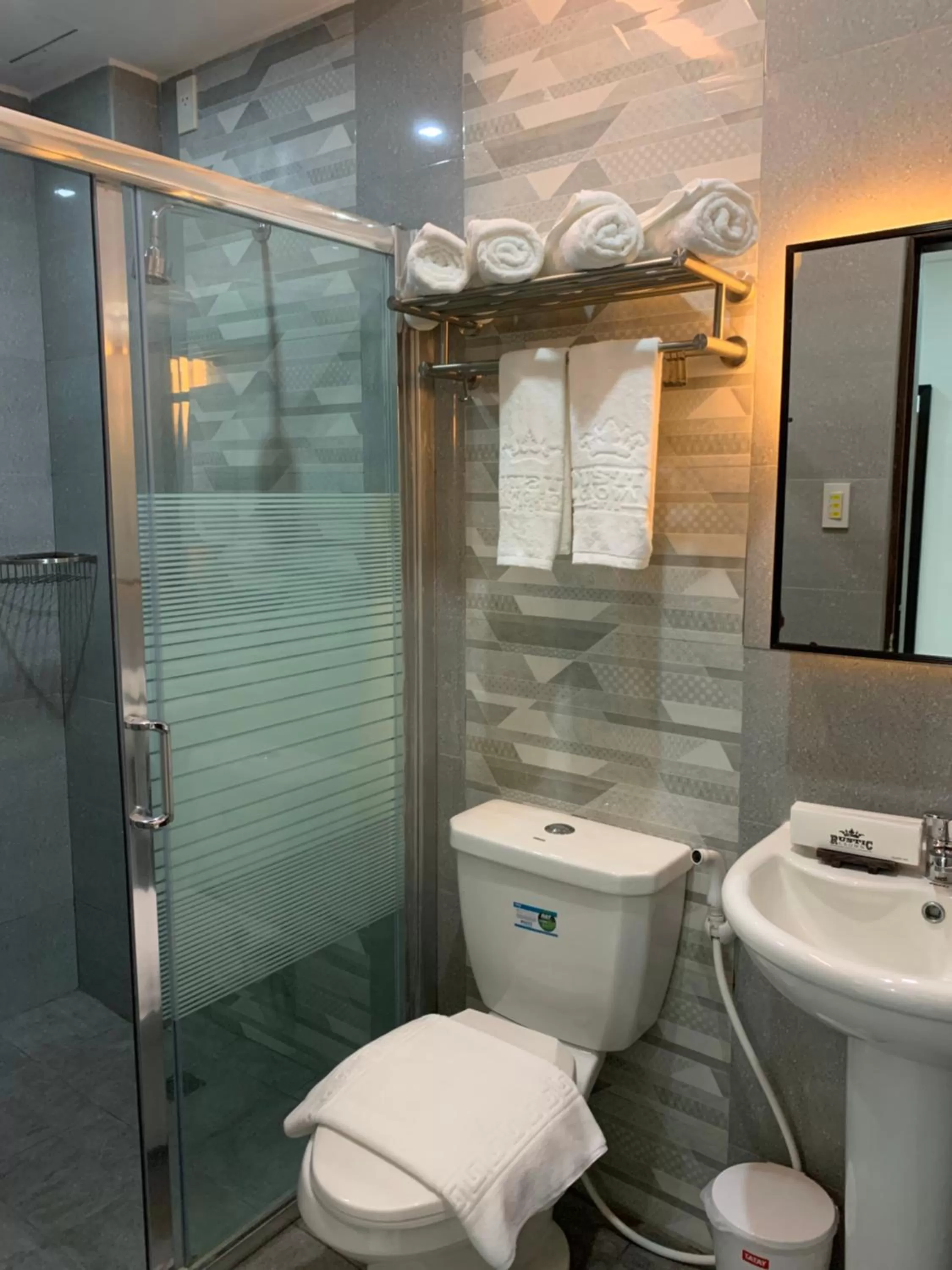 Shower in Rustic Crown Hotel