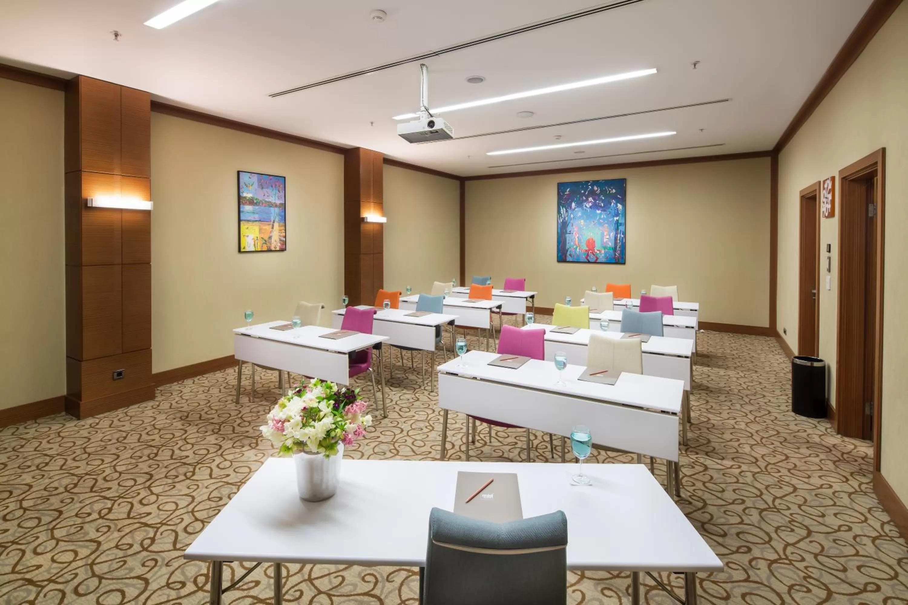 TV and multimedia in Midtown Hotel