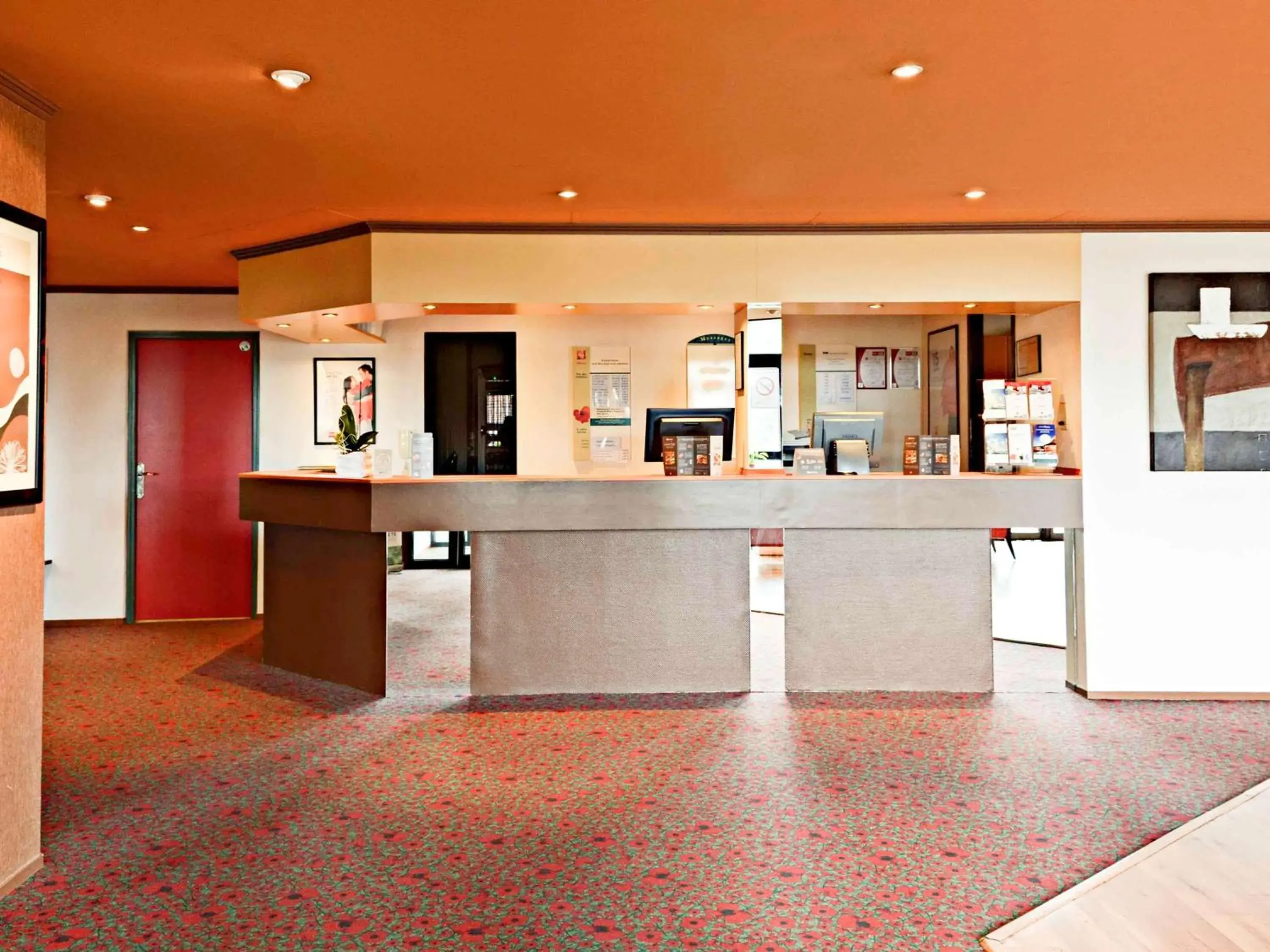 Property building, Lobby/Reception in Hôtel Ibis Nevers