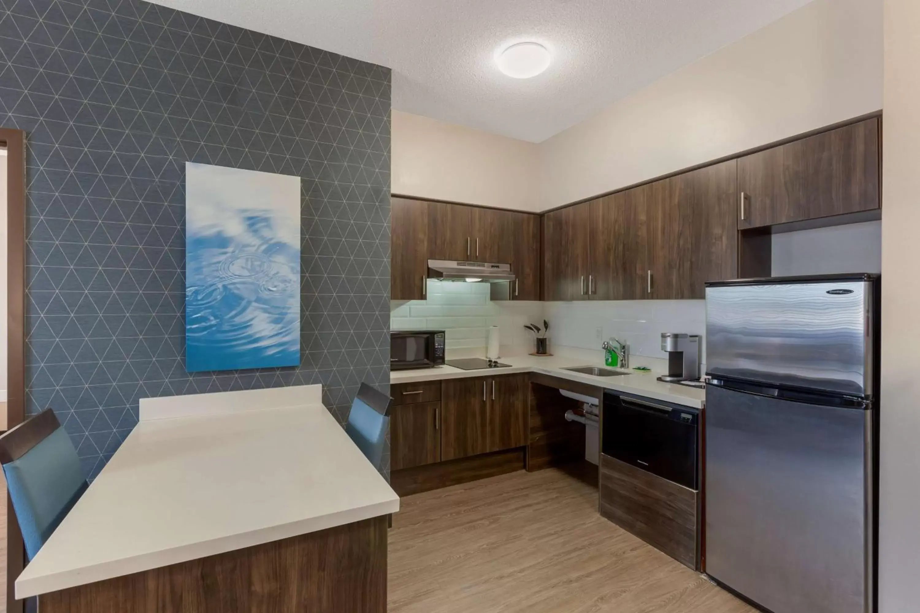 Bedroom, Kitchen/Kitchenette in Executive Residency by Best Western Toronto-Mississauga