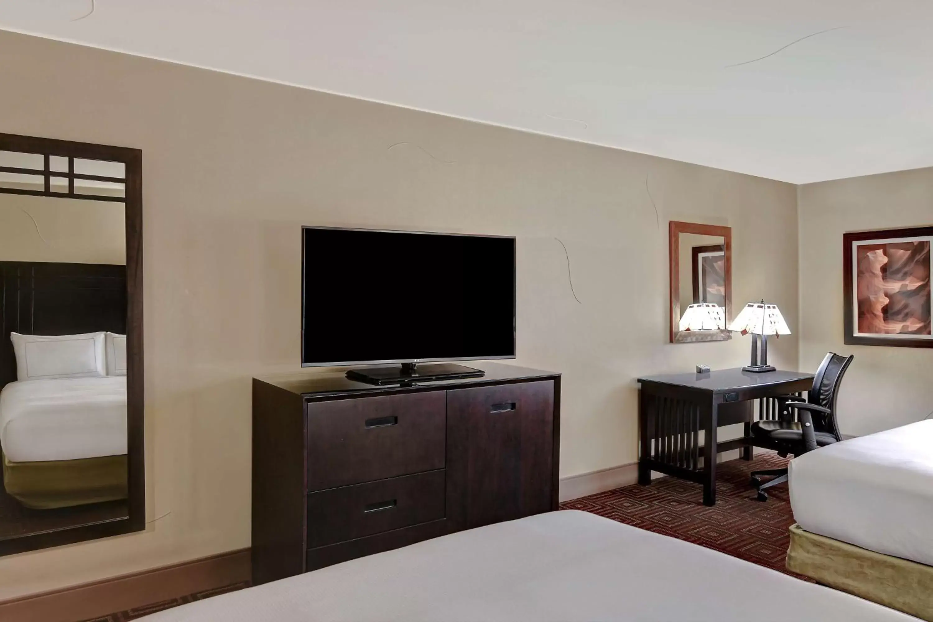 Bedroom, TV/Entertainment Center in DoubleTree by Hilton Phoenix- Tempe