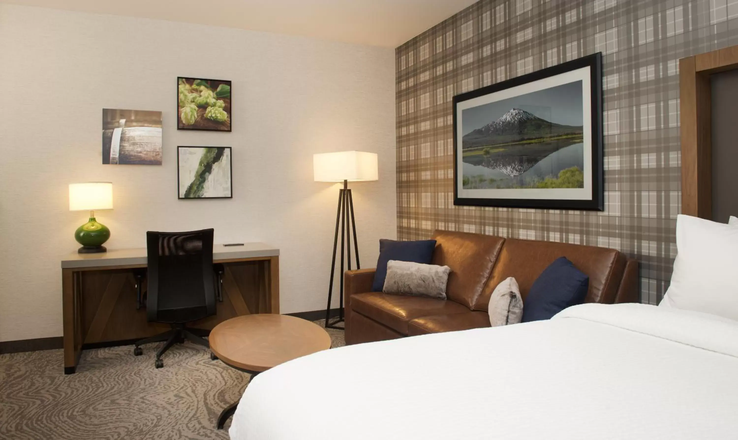 Living room, Bed in SpringHill Suites by Marriott Bend