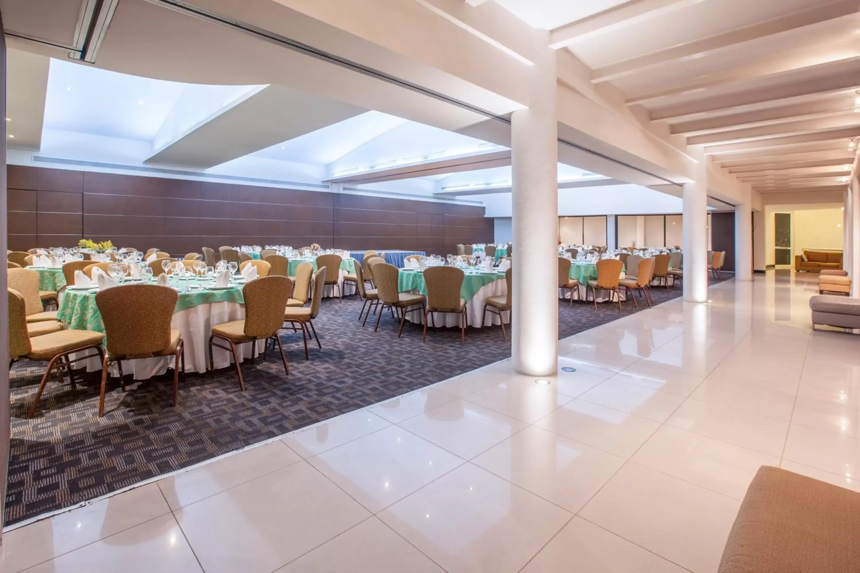 Meeting/conference room, Restaurant/Places to Eat in Crowne Plaza Villahermosa, an IHG Hotel