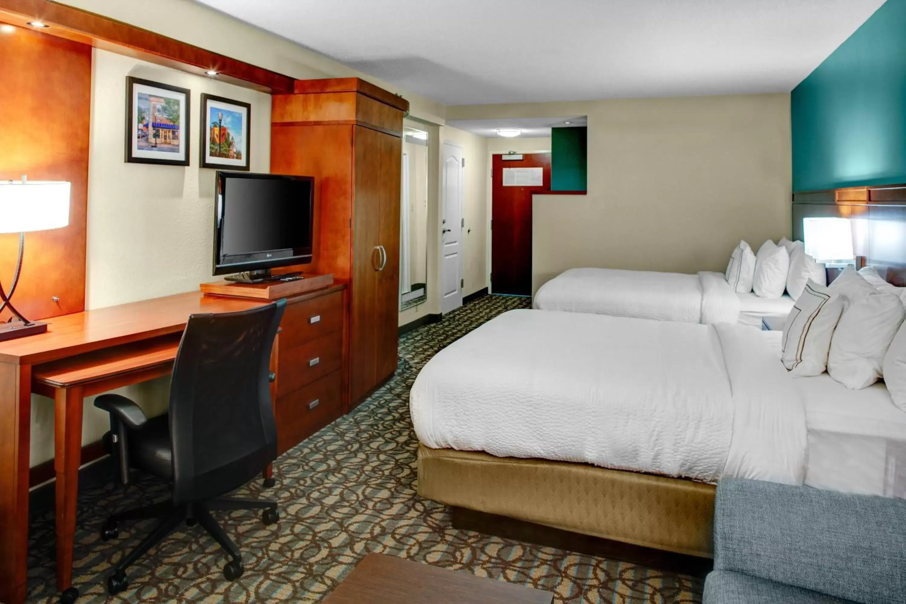 Photo of the whole room, Bed in Courtyard by Marriott New Bern