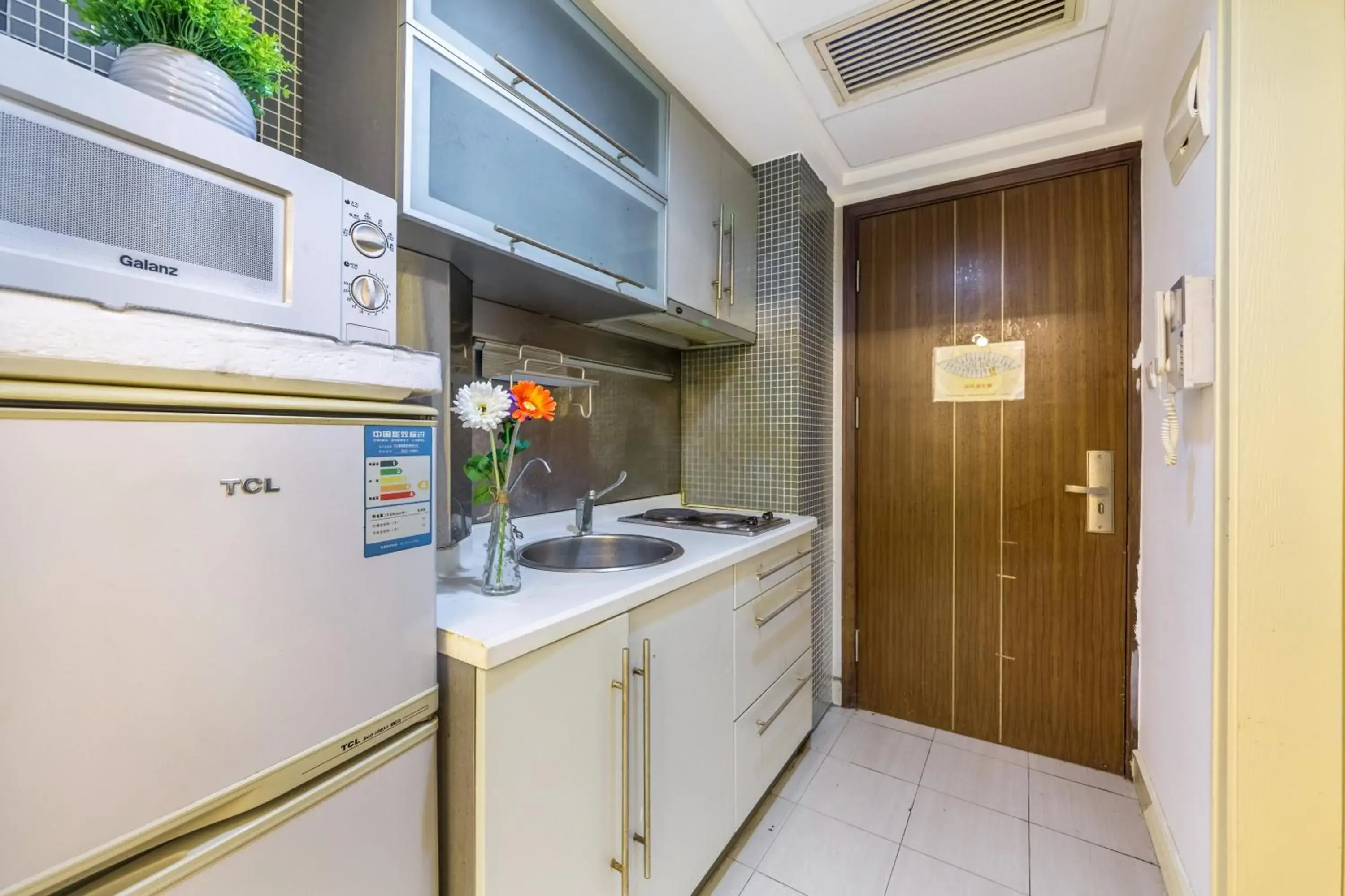 Kitchen or kitchenette, Kitchen/Kitchenette in Shanghai Jiarong Hotel Apartment