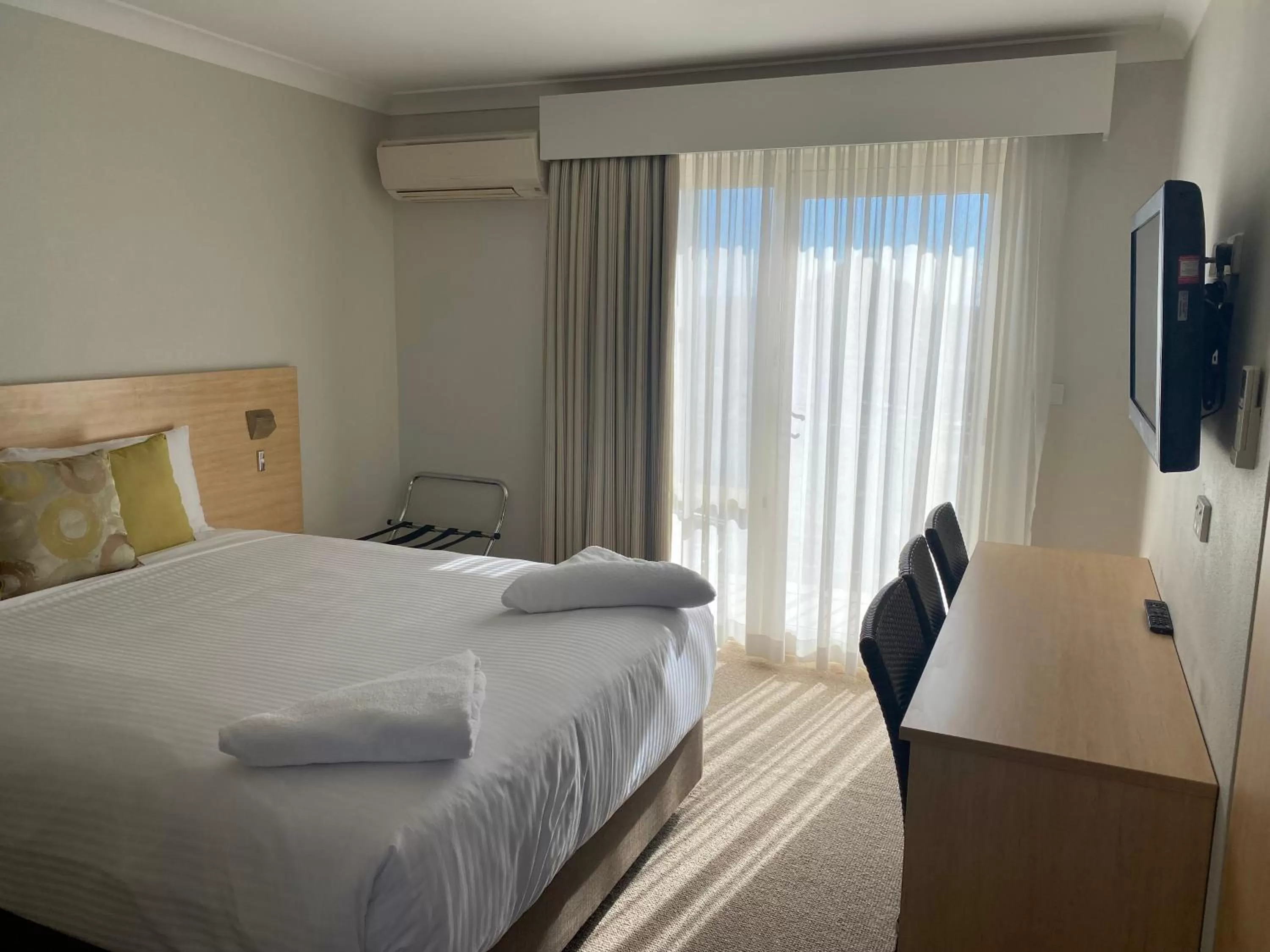 Bed in Maitland City Motel