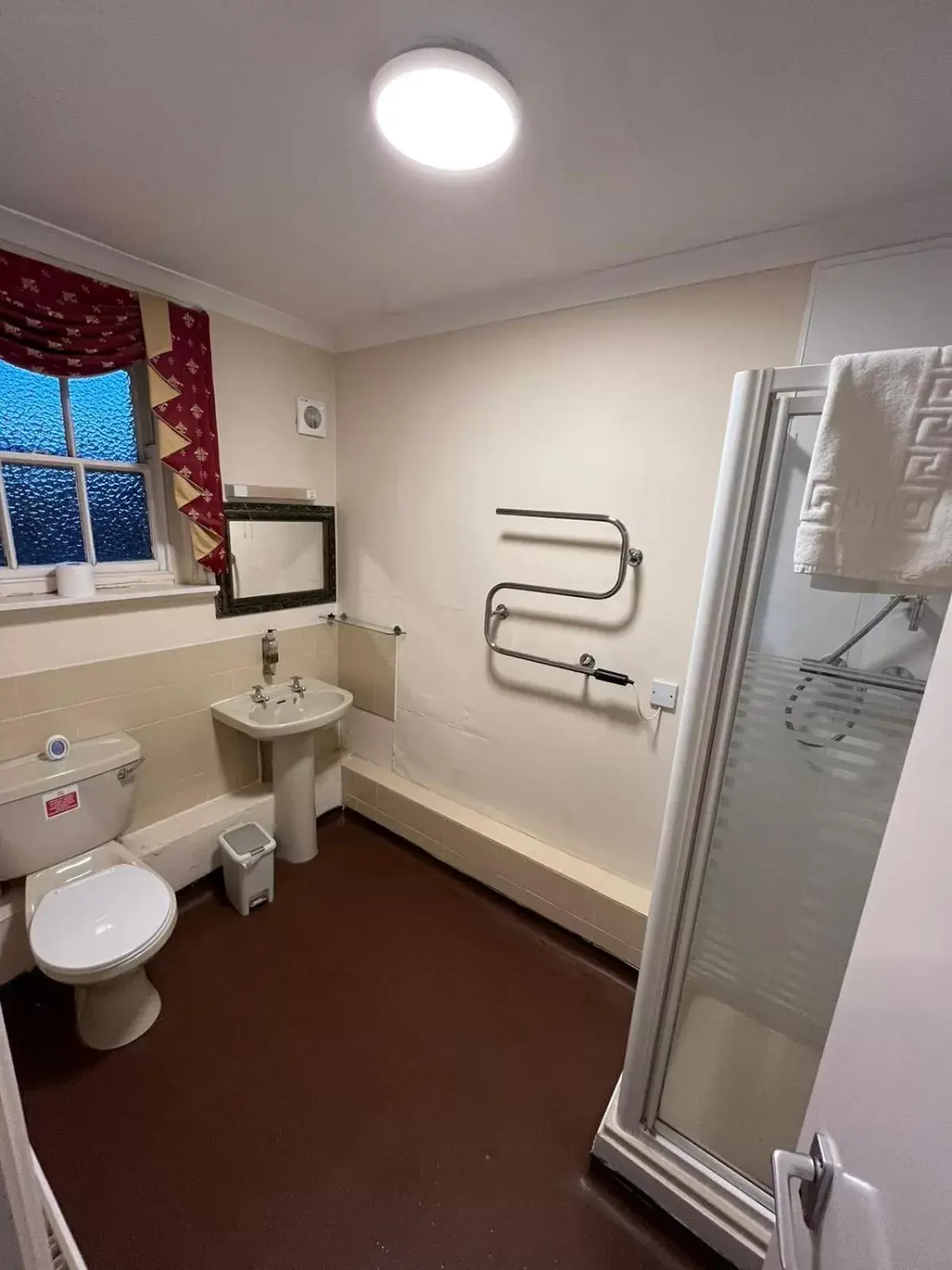 Shower, Bathroom in Castle Inn