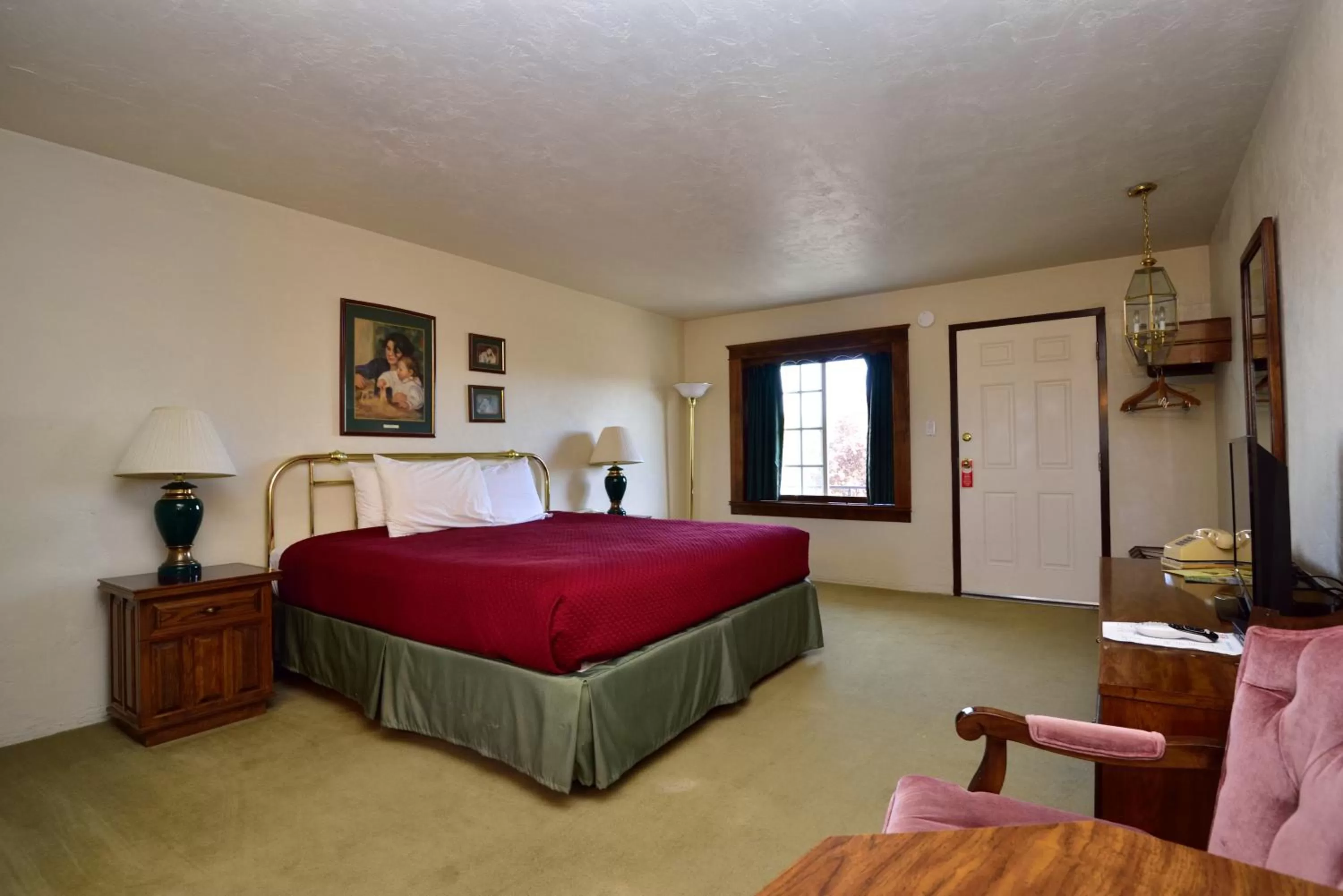 Photo of the whole room, Bed in Sequim West Inn