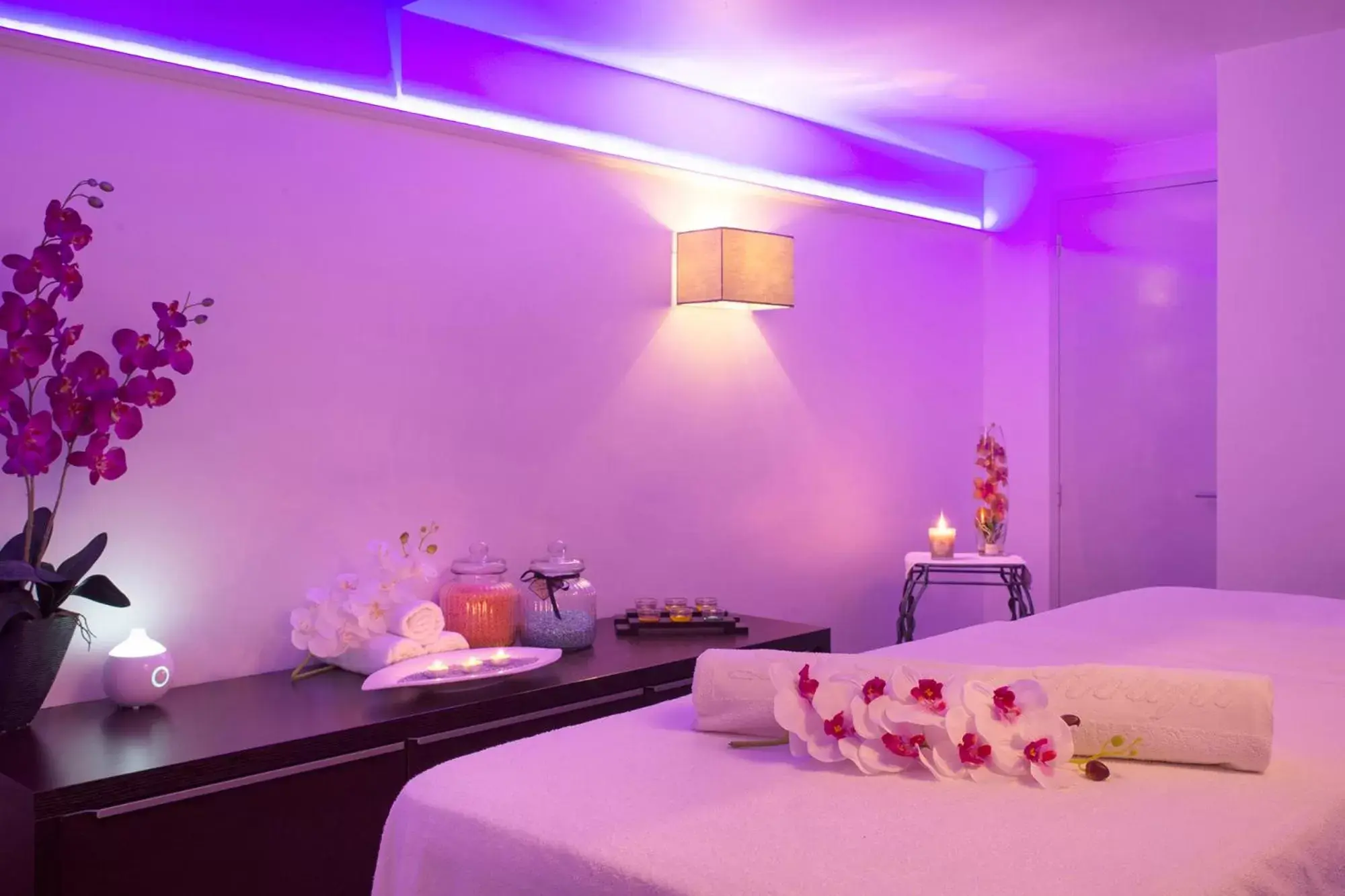 Massage, Bathroom in The Originals Boutique, Hôtel du Pont Roupt, Mende (Inter-Hotel)