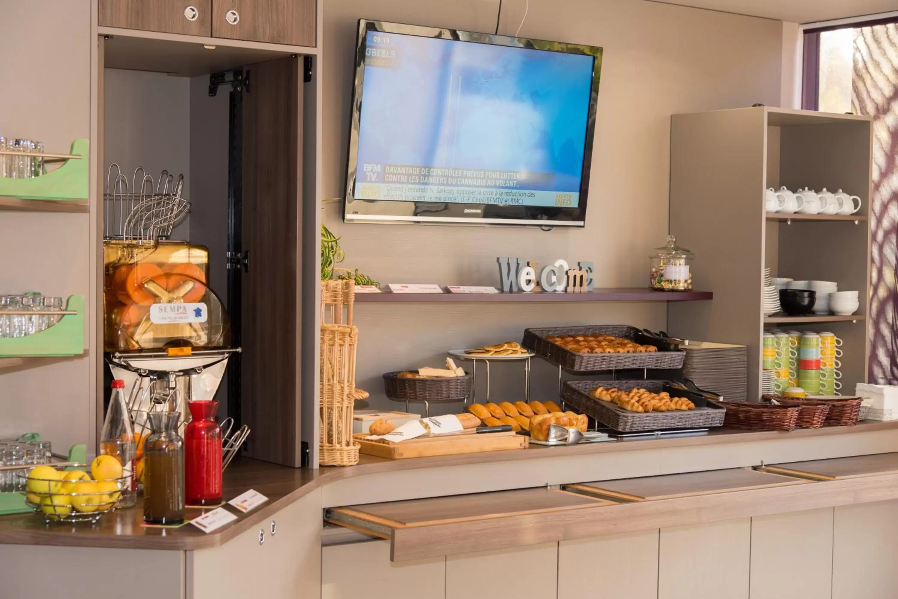 Buffet breakfast, Coffee/Tea Facilities in Brit Hotel Tours Sud – Le Cheops
