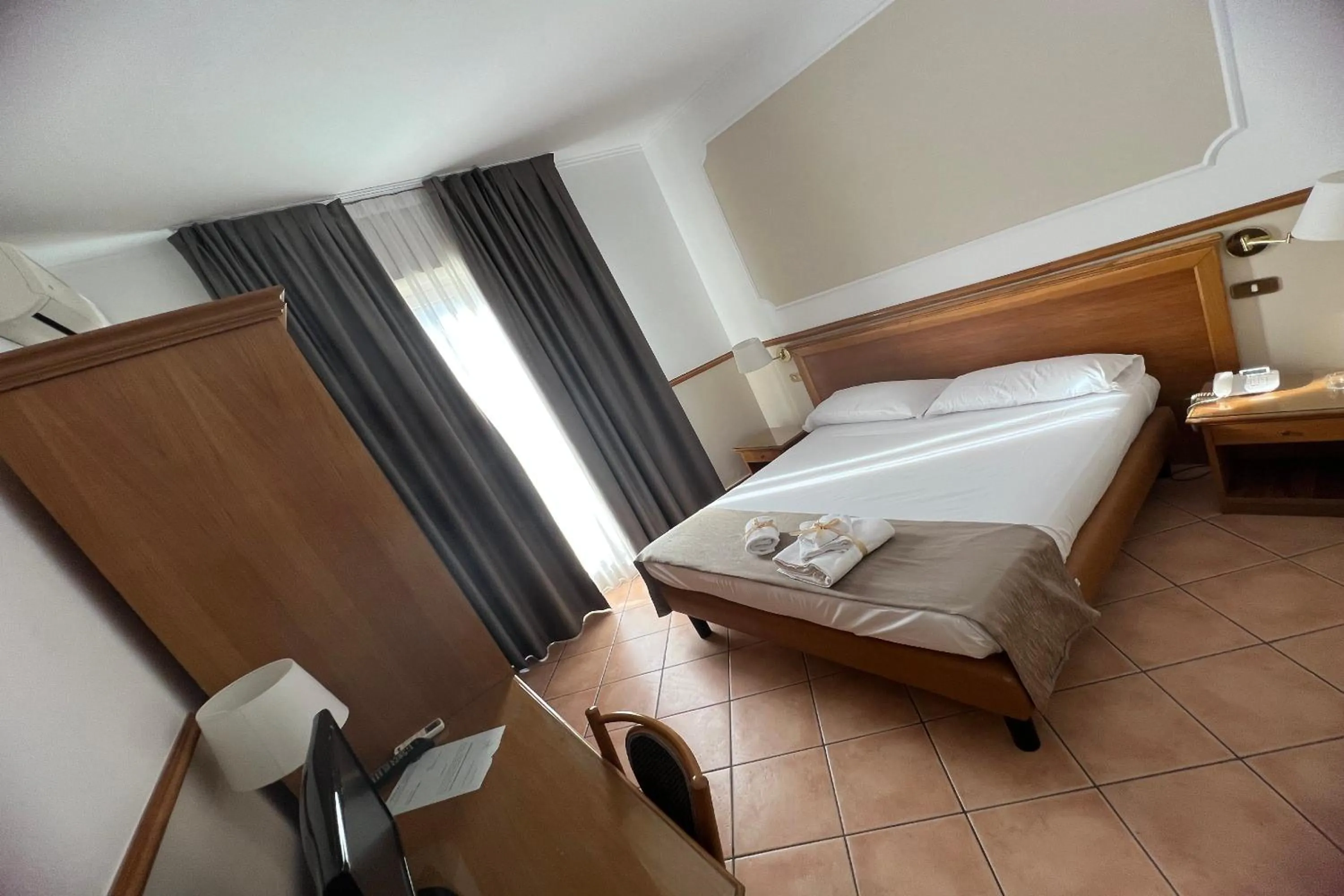 Bedroom, Bed in Hotel Leopardi