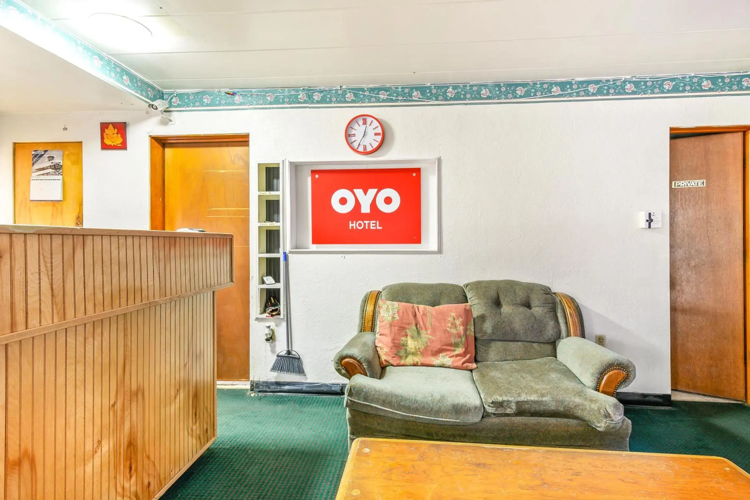 Lobby or reception, Seating Area in OYO Hotel Downtown Peoria I-74