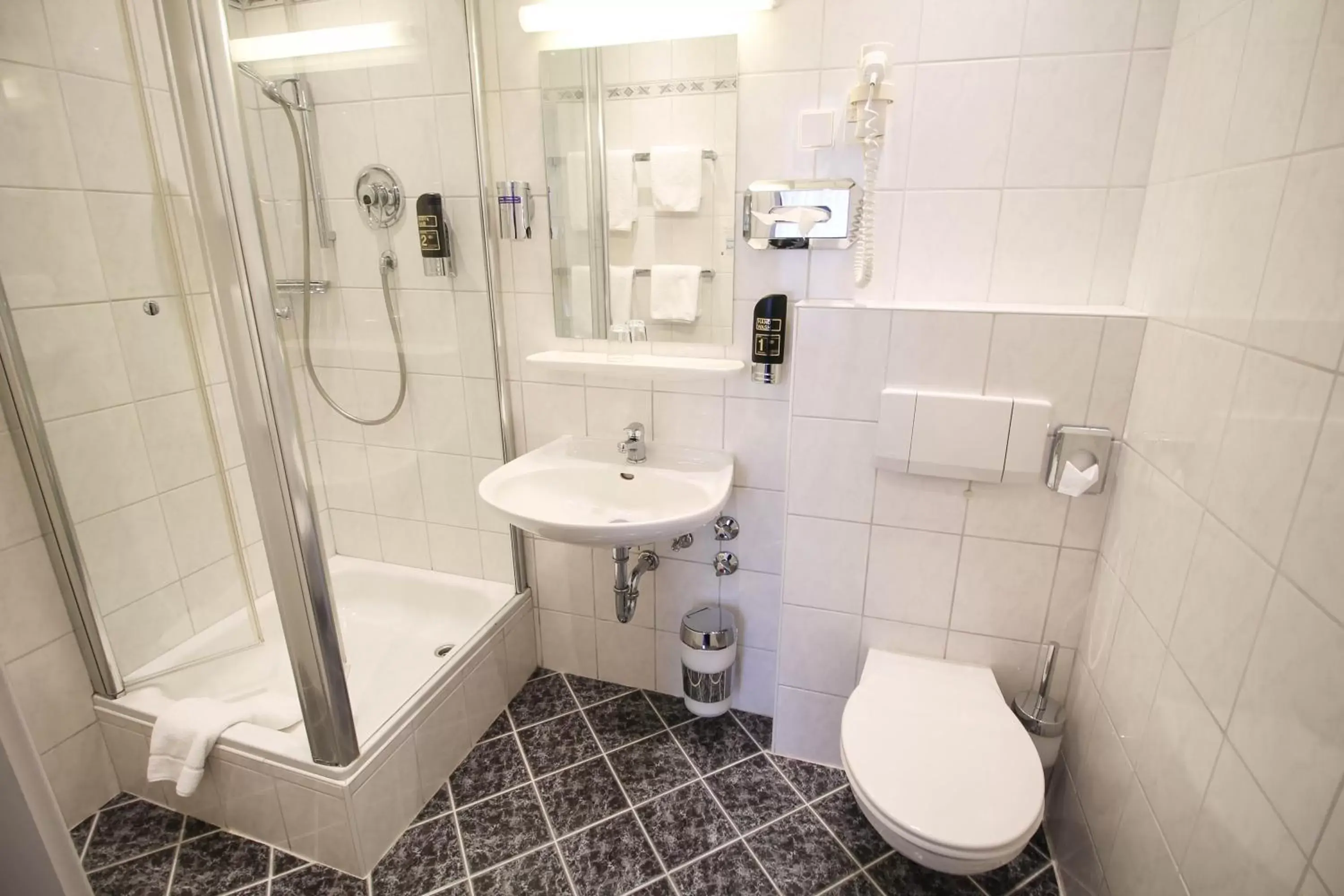 Shower, Bathroom in Hotel West an der Bockenheimer Warte