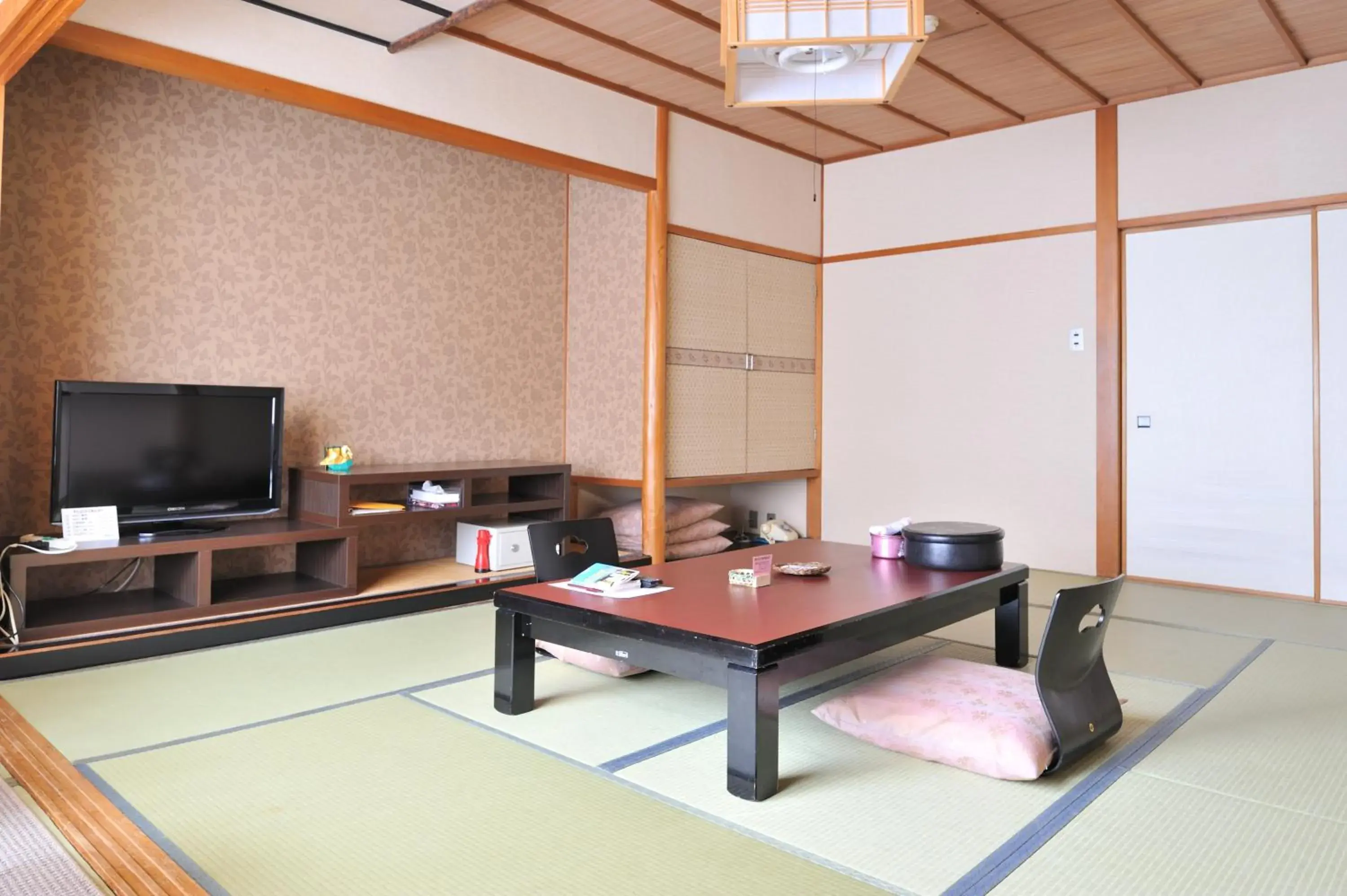 Photo of the whole room, TV/Entertainment Center in Mogamitakayu Zenshichinoyu Ohira