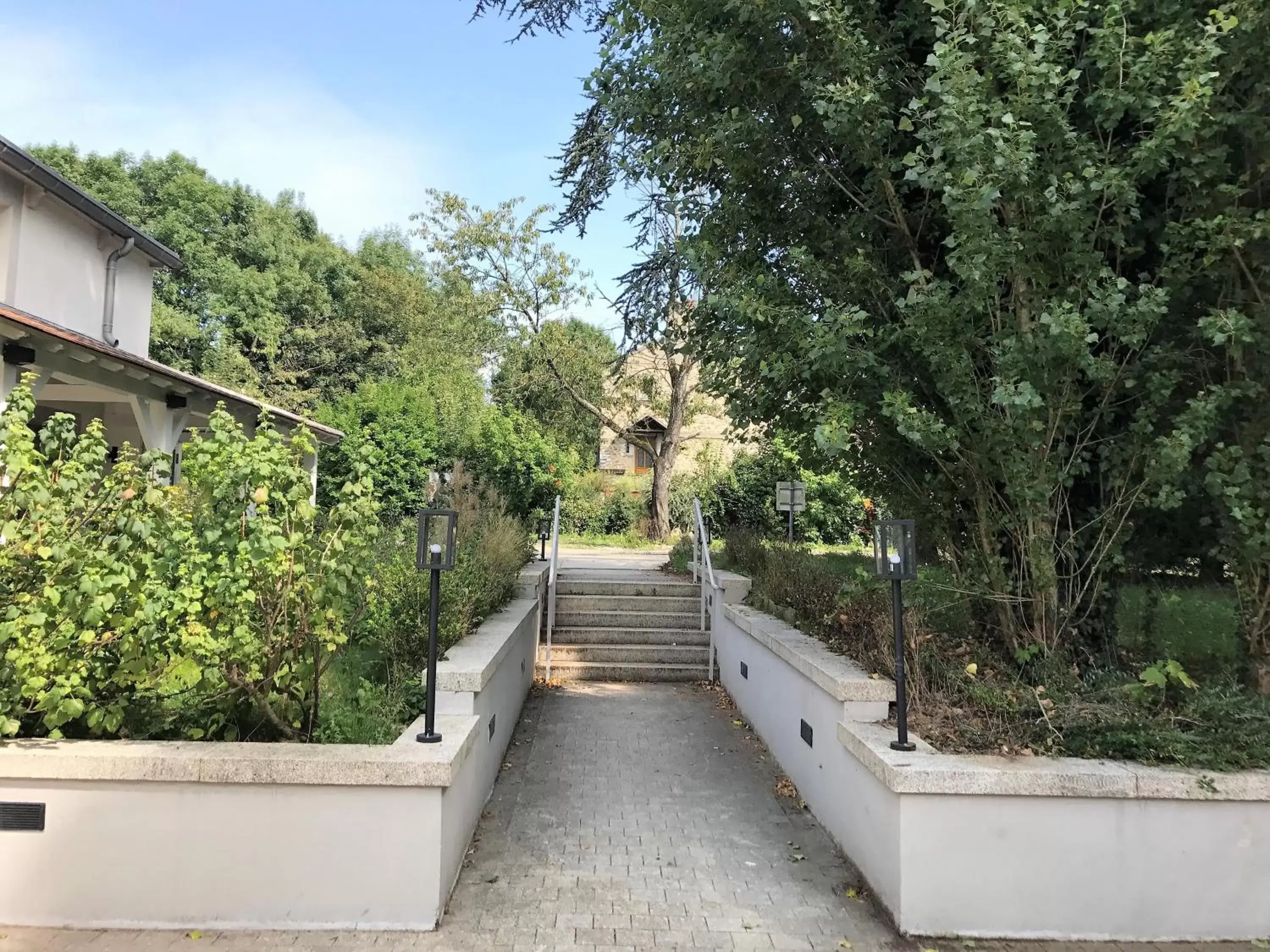 Garden view in Hôtel Le Cheval Blanc