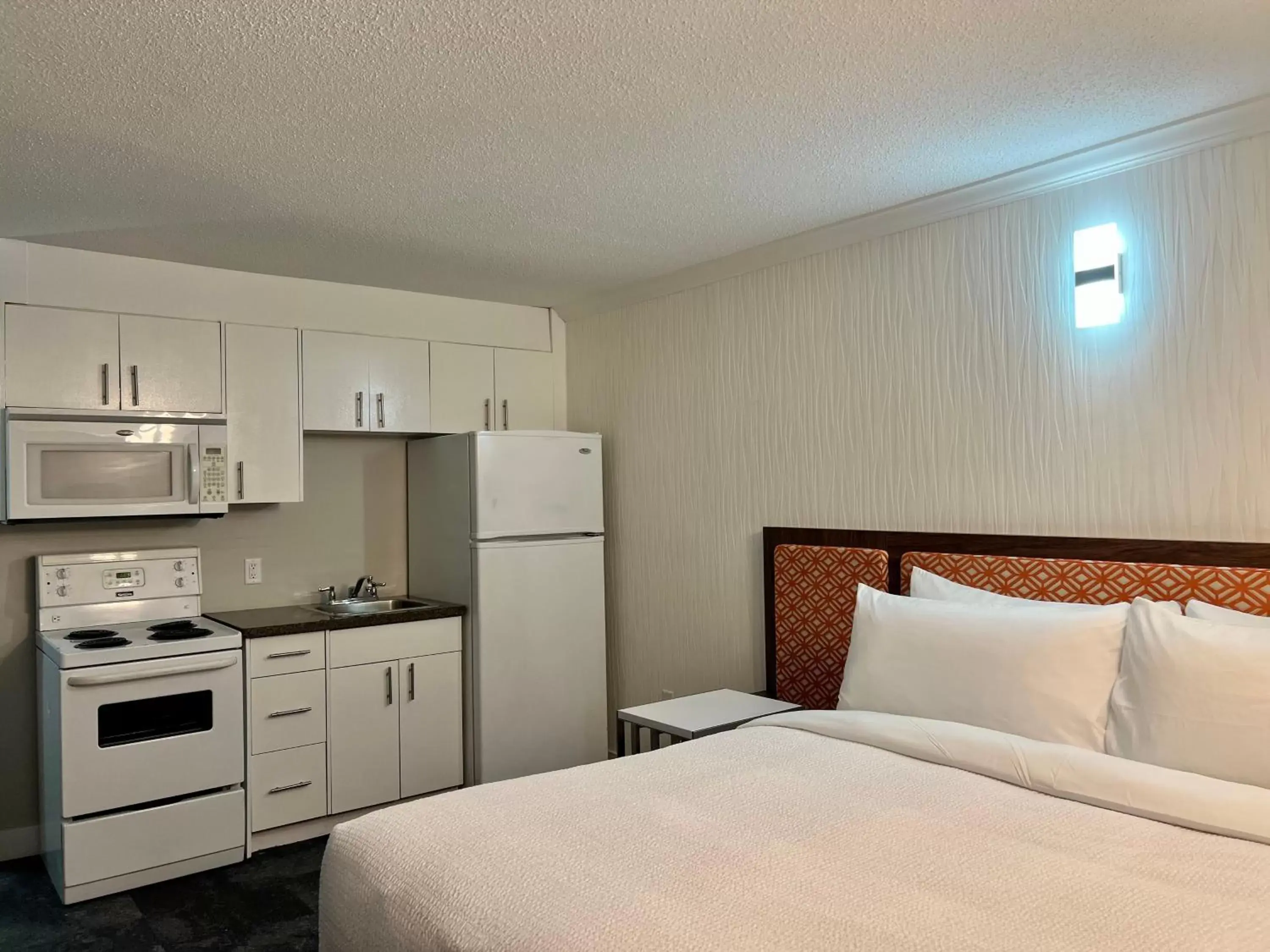 Photo of the whole room, Kitchen/Kitchenette in The Vic, Ascend Hotel Collection