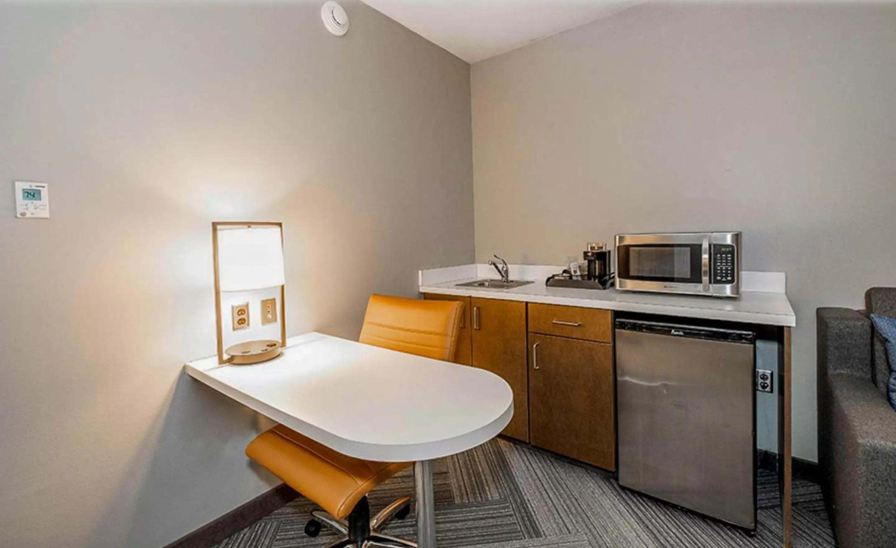 Kitchen/Kitchenette in State House Inn