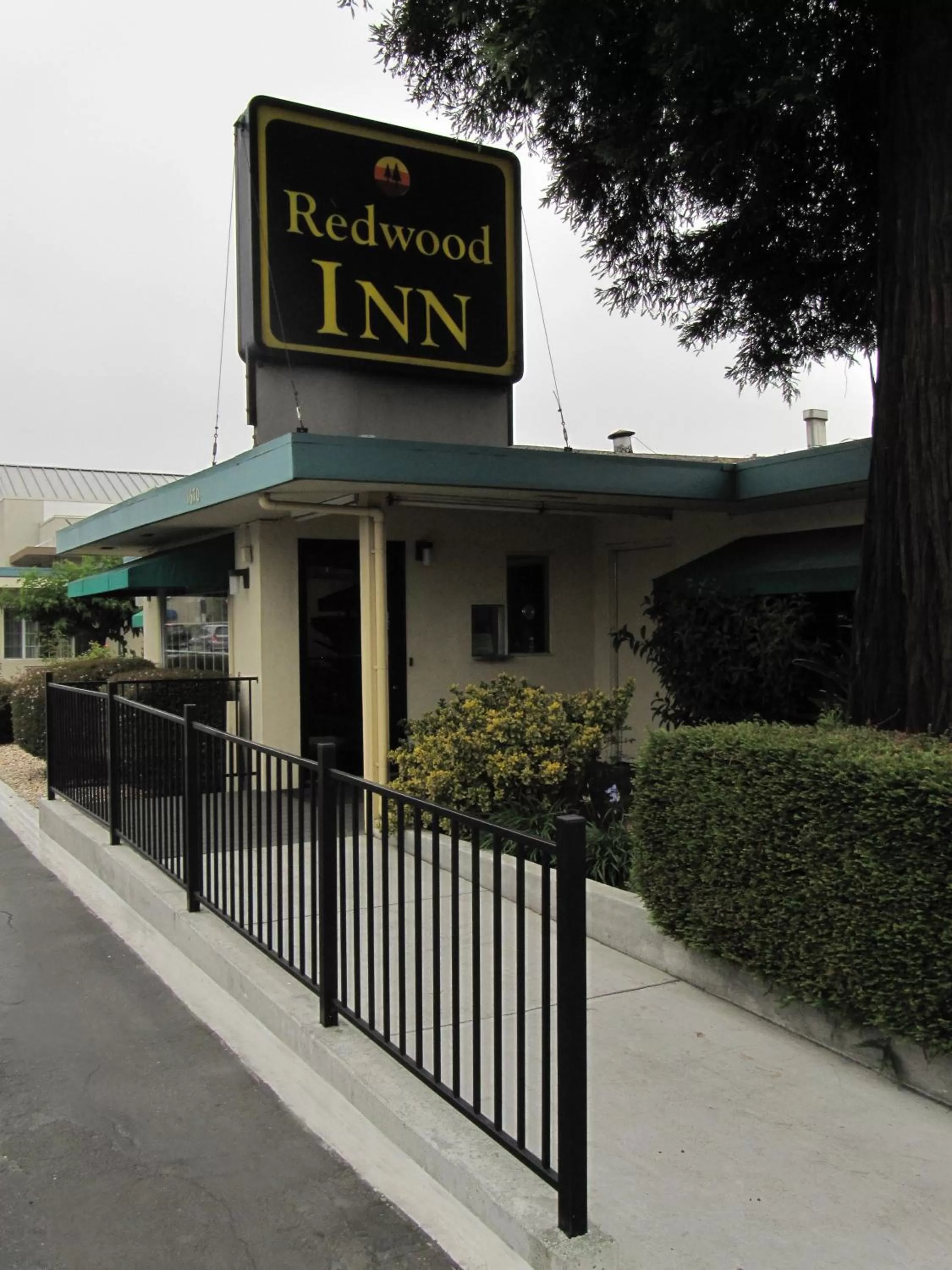 Facade/entrance, Property Building in Redwood Inn
