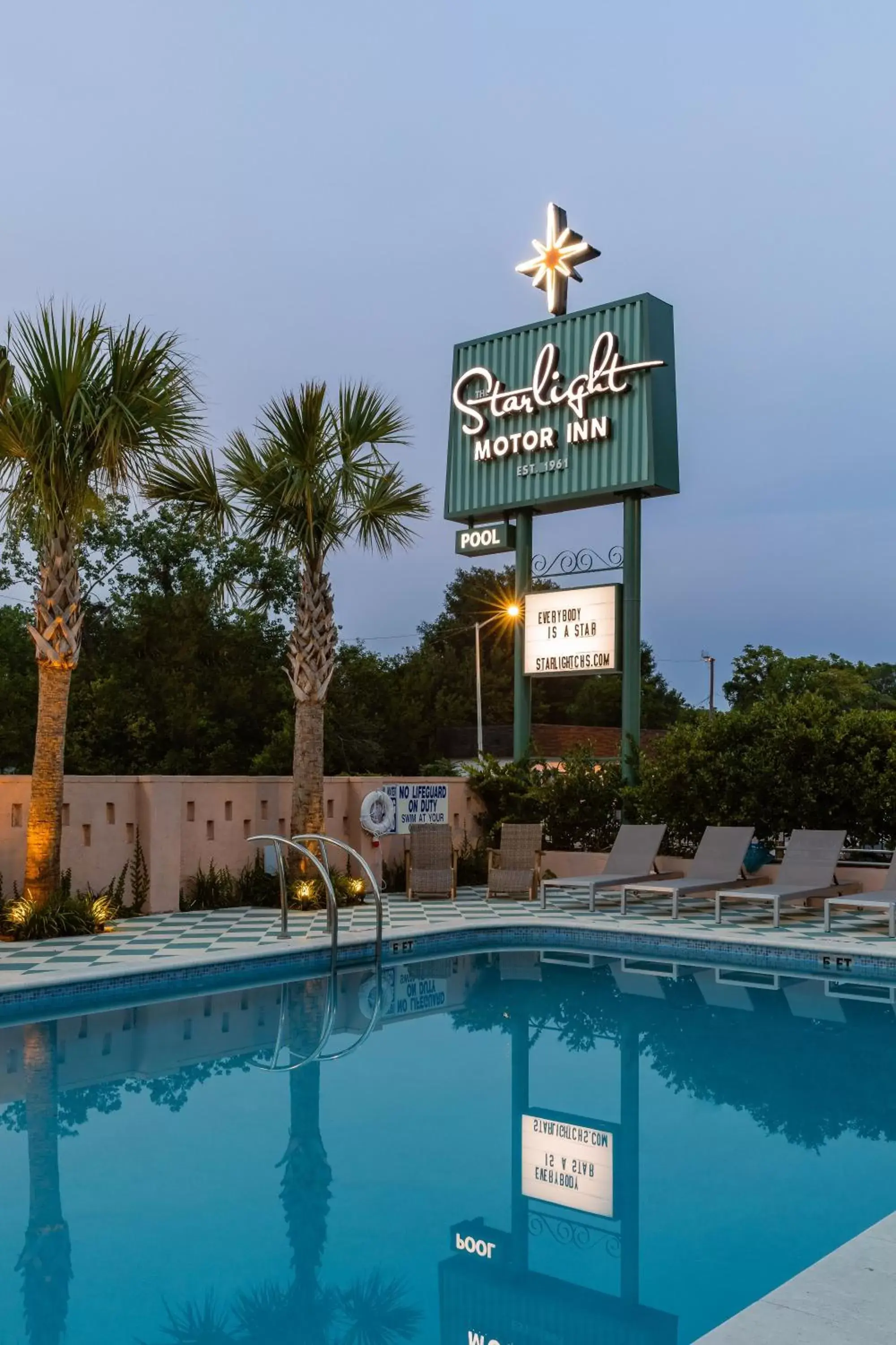 Swimming Pool in The Starlight Motor Inn