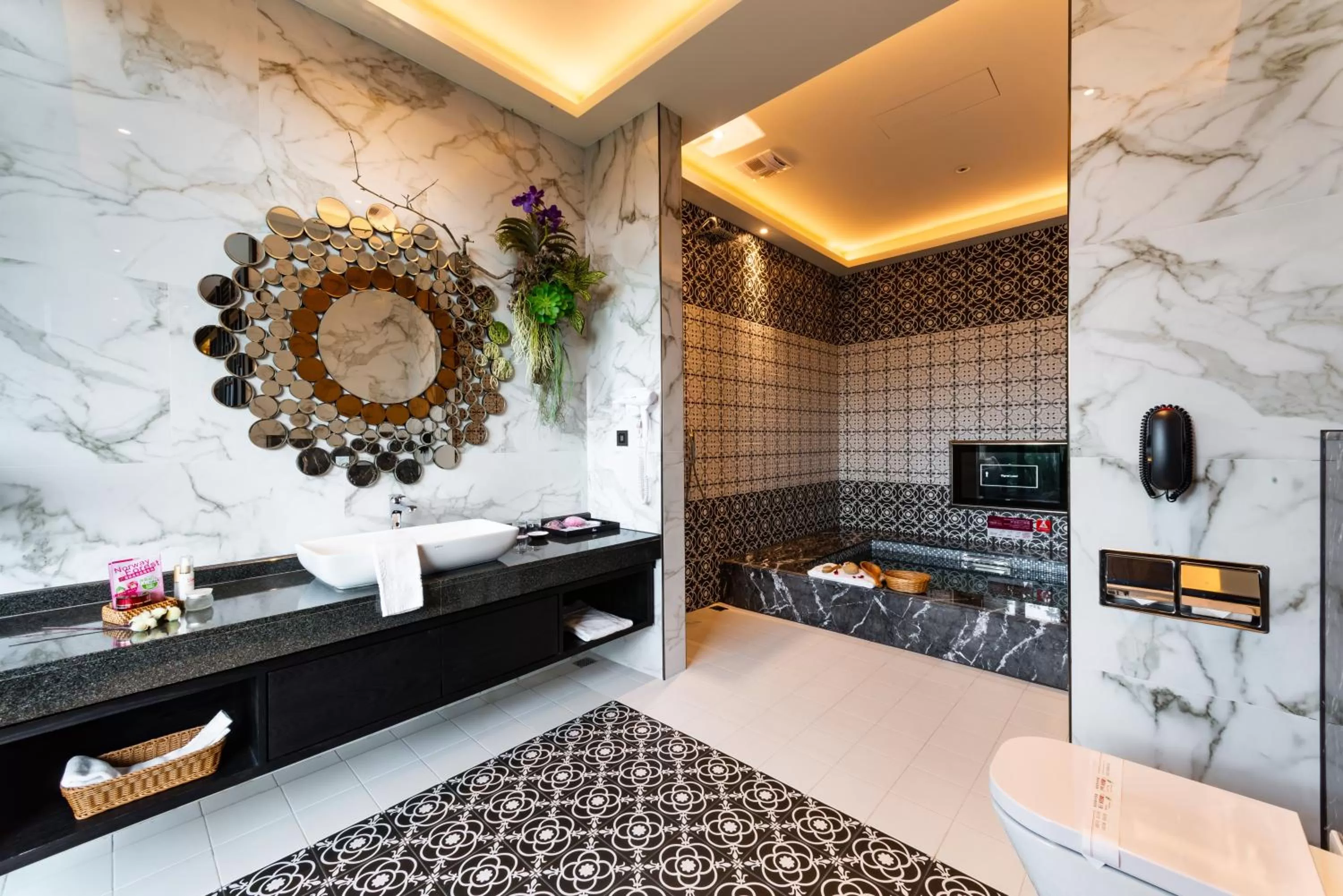 Bathroom, Bed in Norway Forest Motel - Wen Chuang Branch