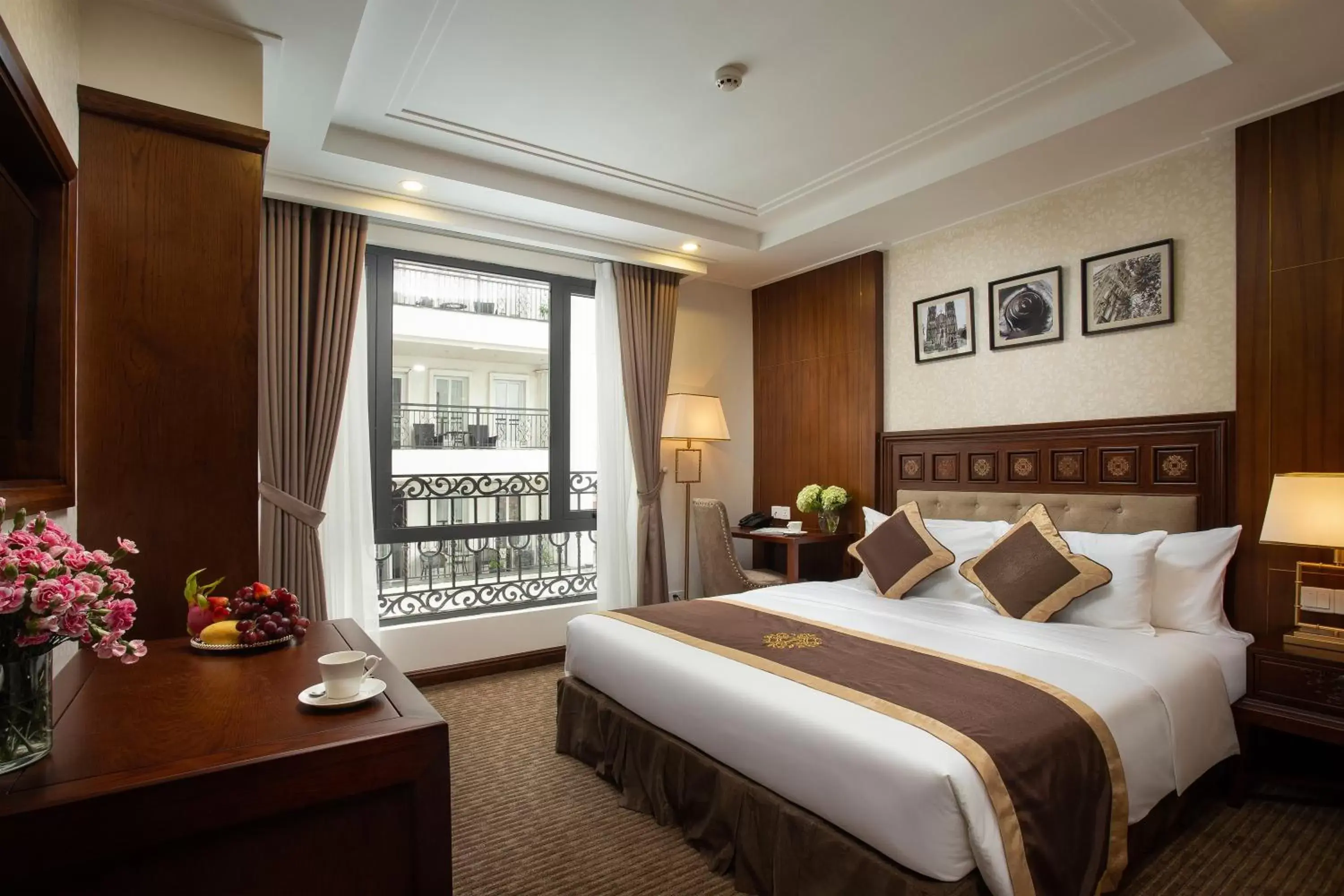 Shower, Bed in Rex Hanoi Hotel