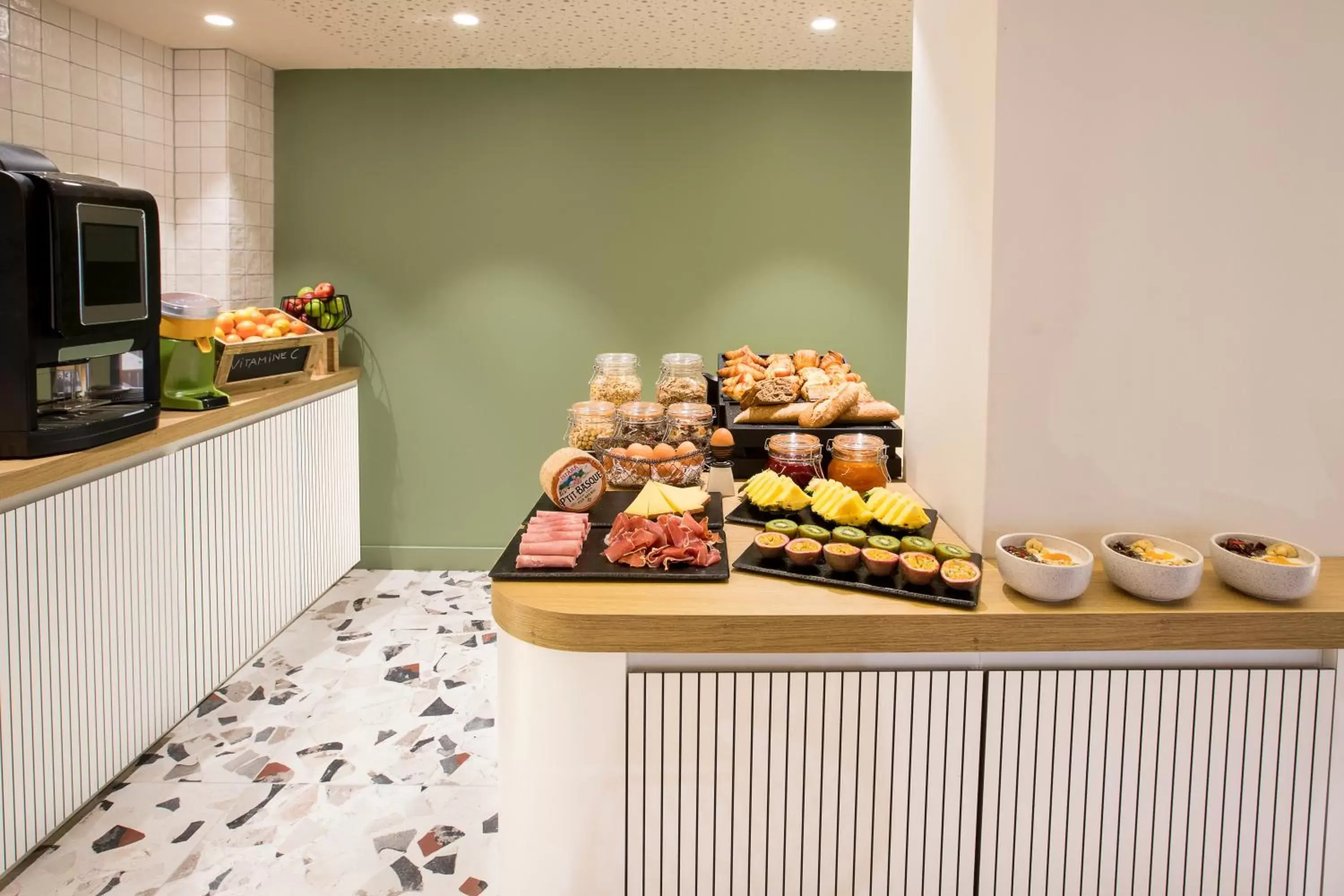 Breakfast in Hôtel Life Bordeaux Gare - BG Breakfast in Hôtel Life Bordeaux Gare - BG