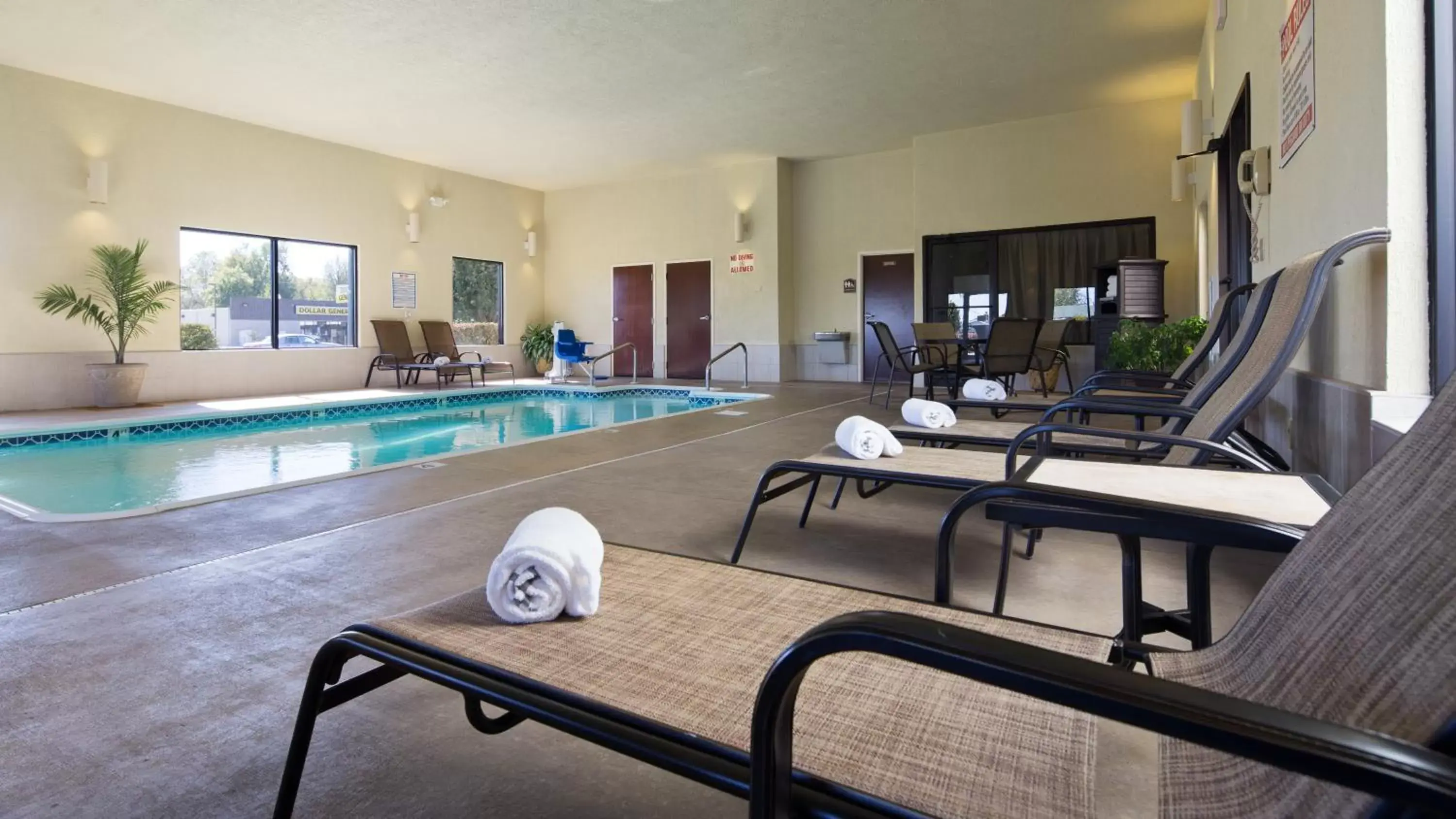 Swimming Pool in Best Western Plus Springfield Airport Inn