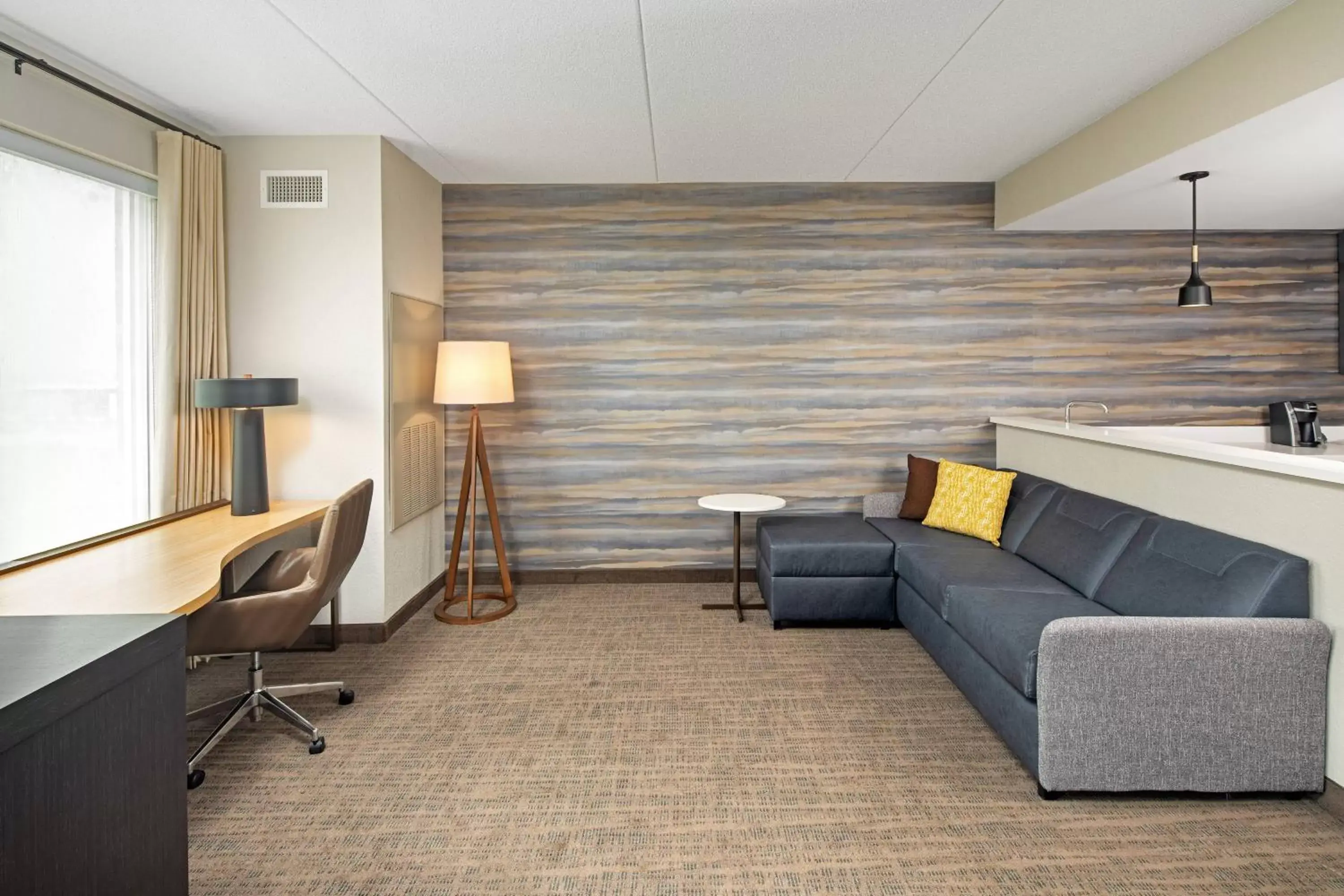 Photo of the whole room, Seating Area in Residence Inn by Marriott Toronto Mississauga West