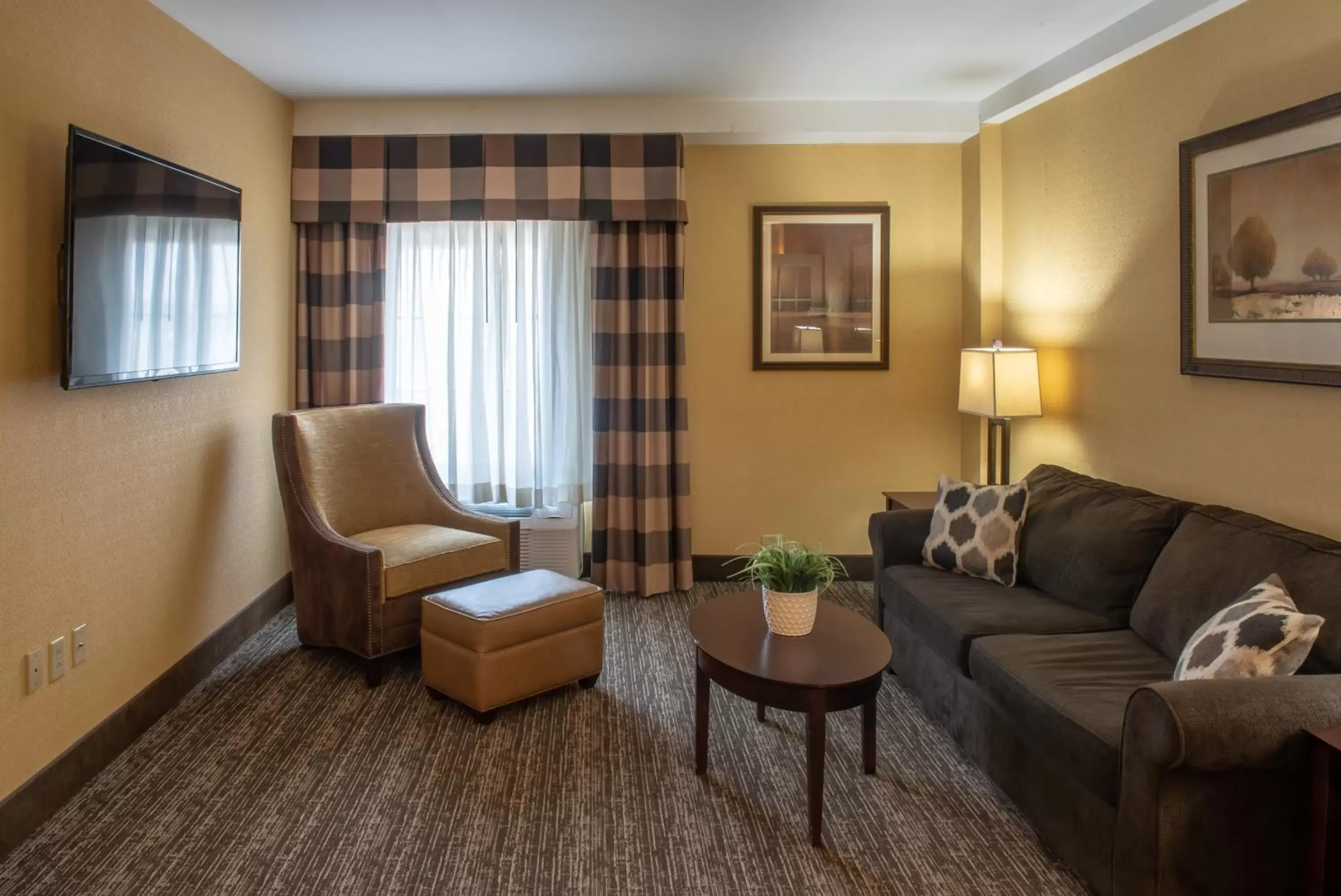 Living room, Seating Area in Red Lion Hotel Harrisburg Hershey