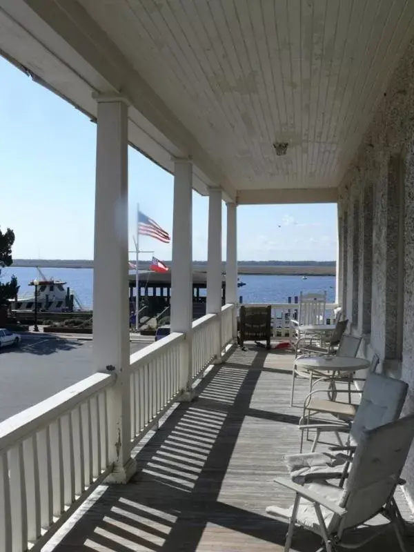 Facade/entrance, Balcony/Terrace in Riverview Hotel