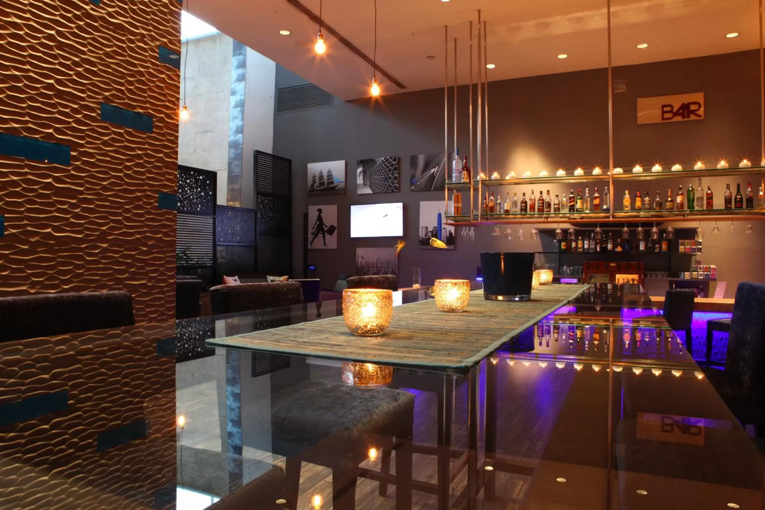 Lounge or bar in Radisson Blu Plaza Hotel Hyderabad Banjara Hills