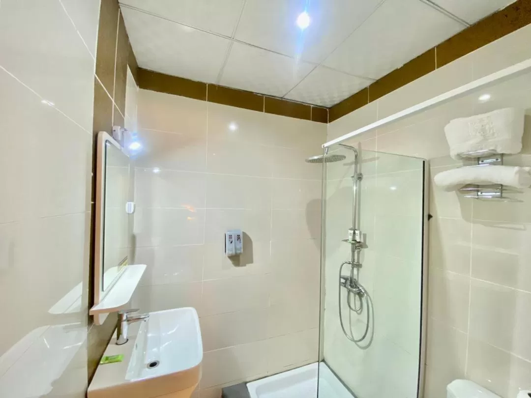 Shower in Fini Hotel Bobende