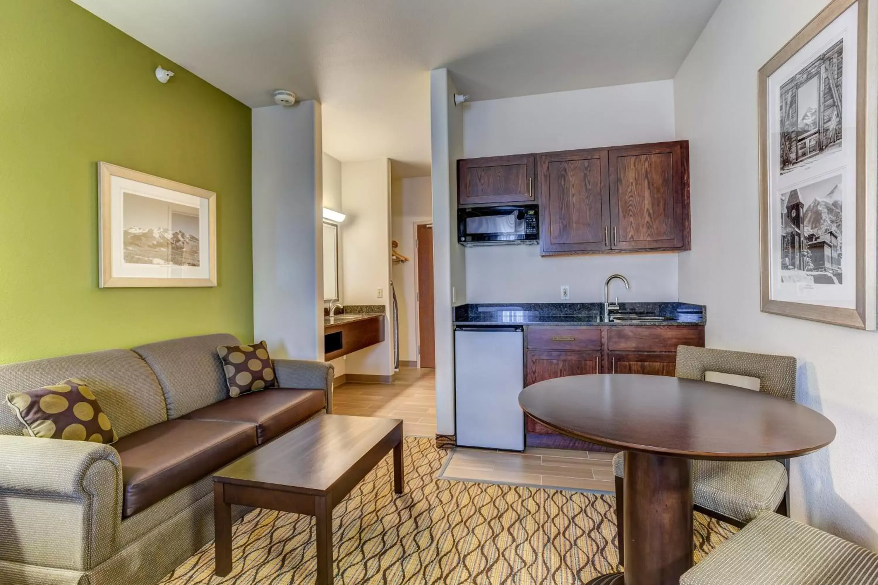 Photo of the whole room, Kitchen/Kitchenette in Holiday Inn Express Hotel & Suites Montrose - Black Canyon Area, an IHG Hotel