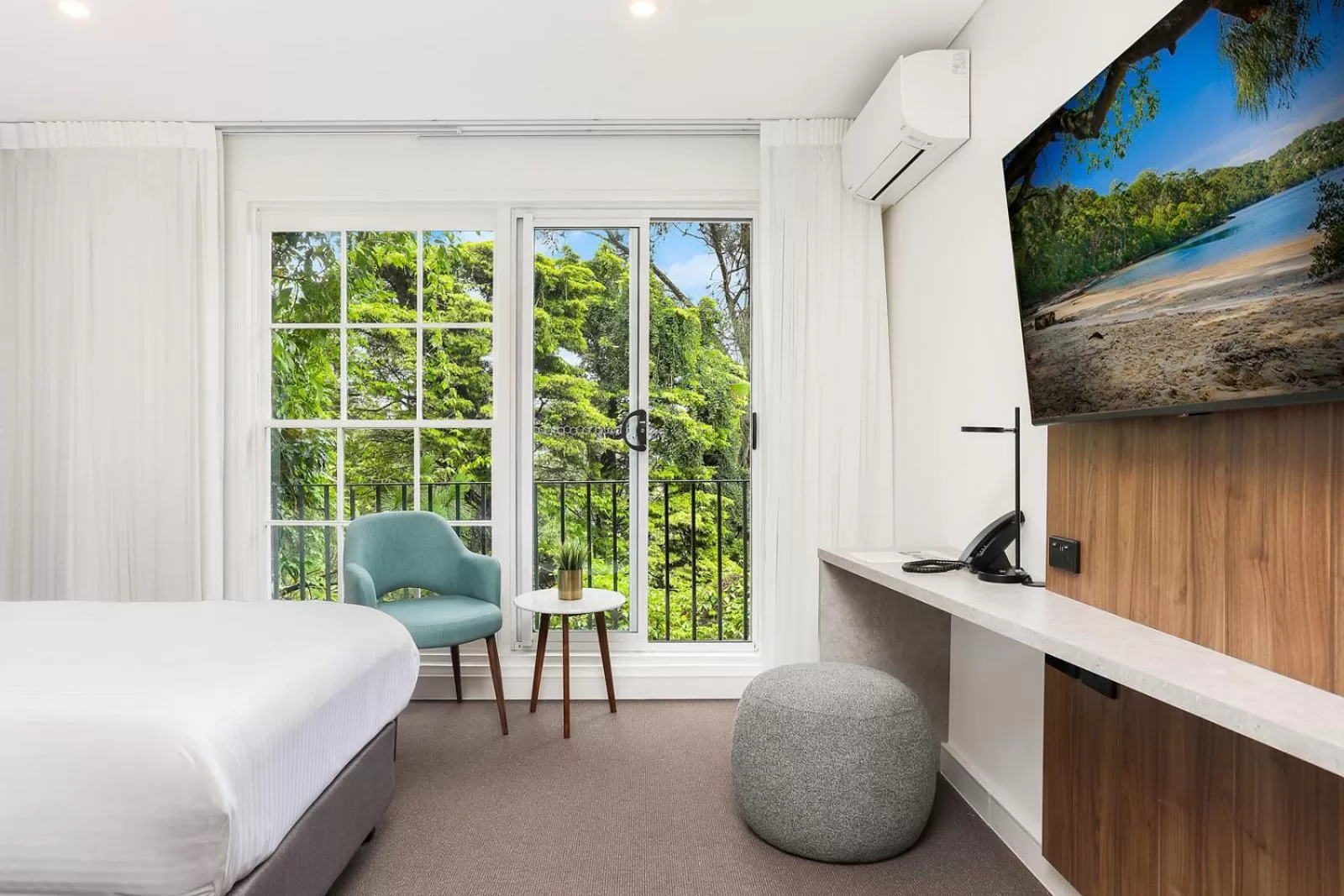 Bed in Killara Hotel & Suites