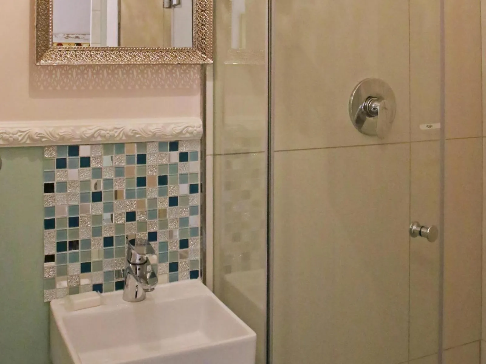 Shower in Dolphin Inn Guesthouse