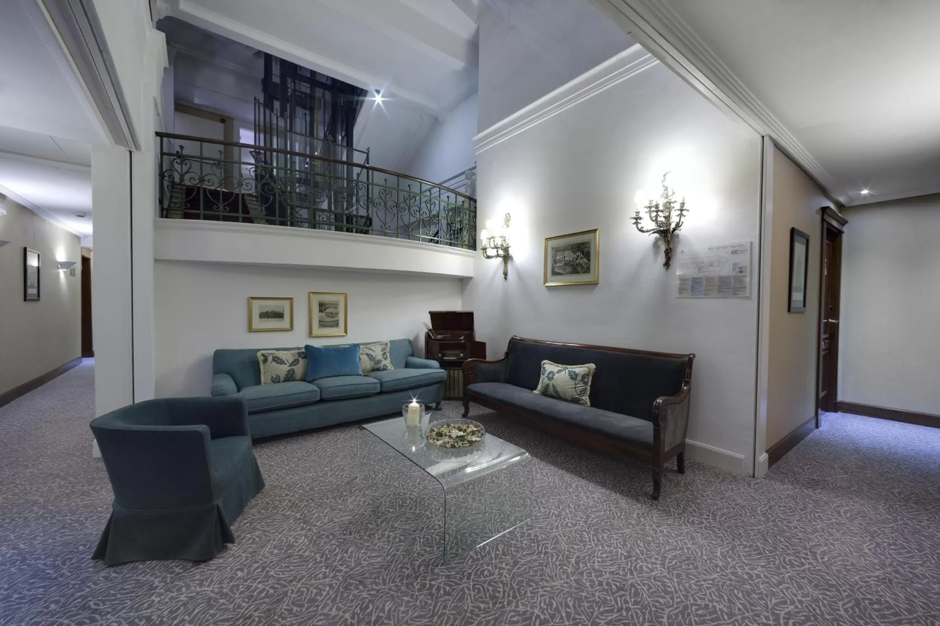 Communal lounge/ TV room, Seating Area in Hotel de Londres y de Inglaterra