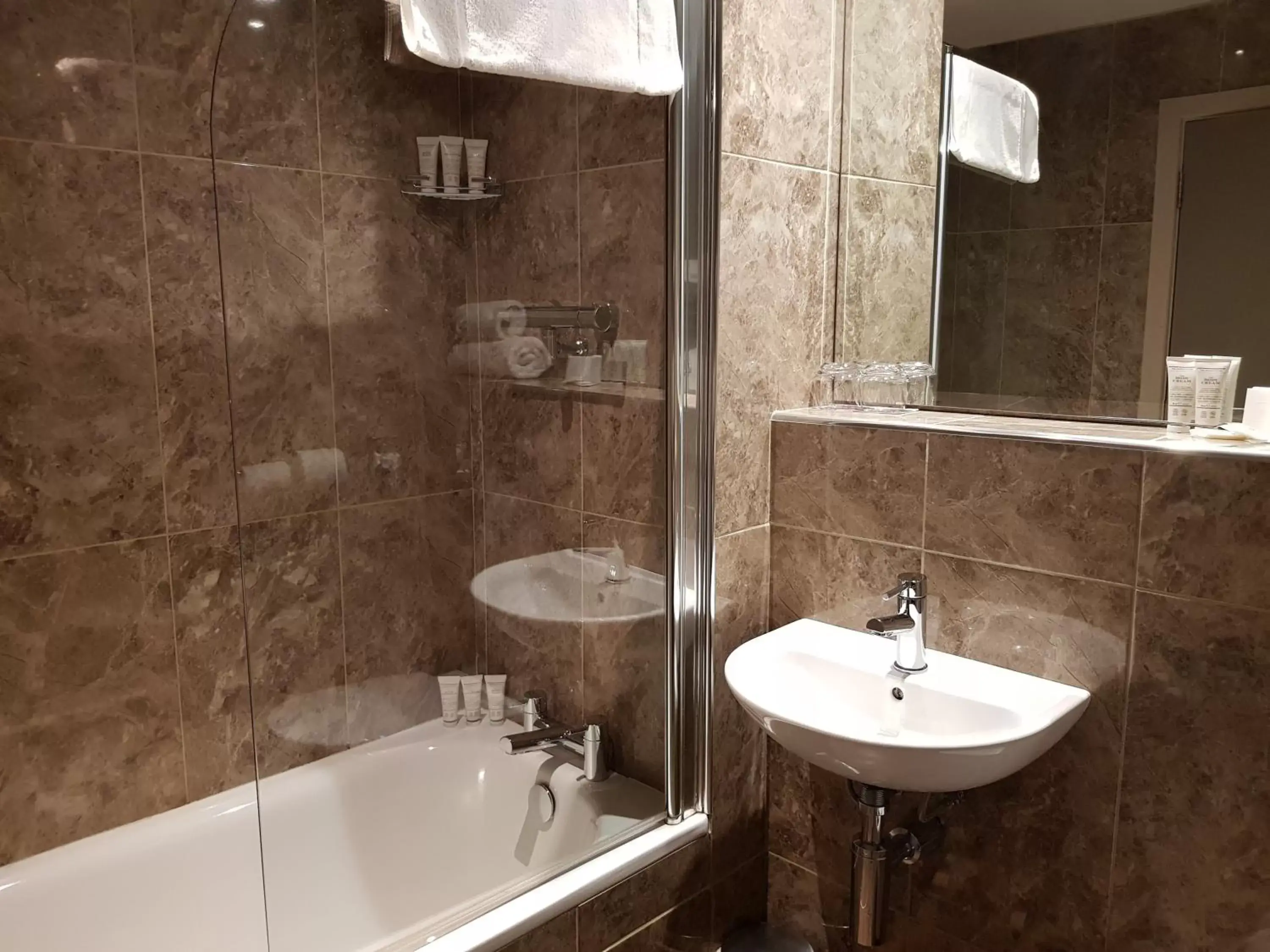 Bathroom in The Enniskillen Hotel and Motel