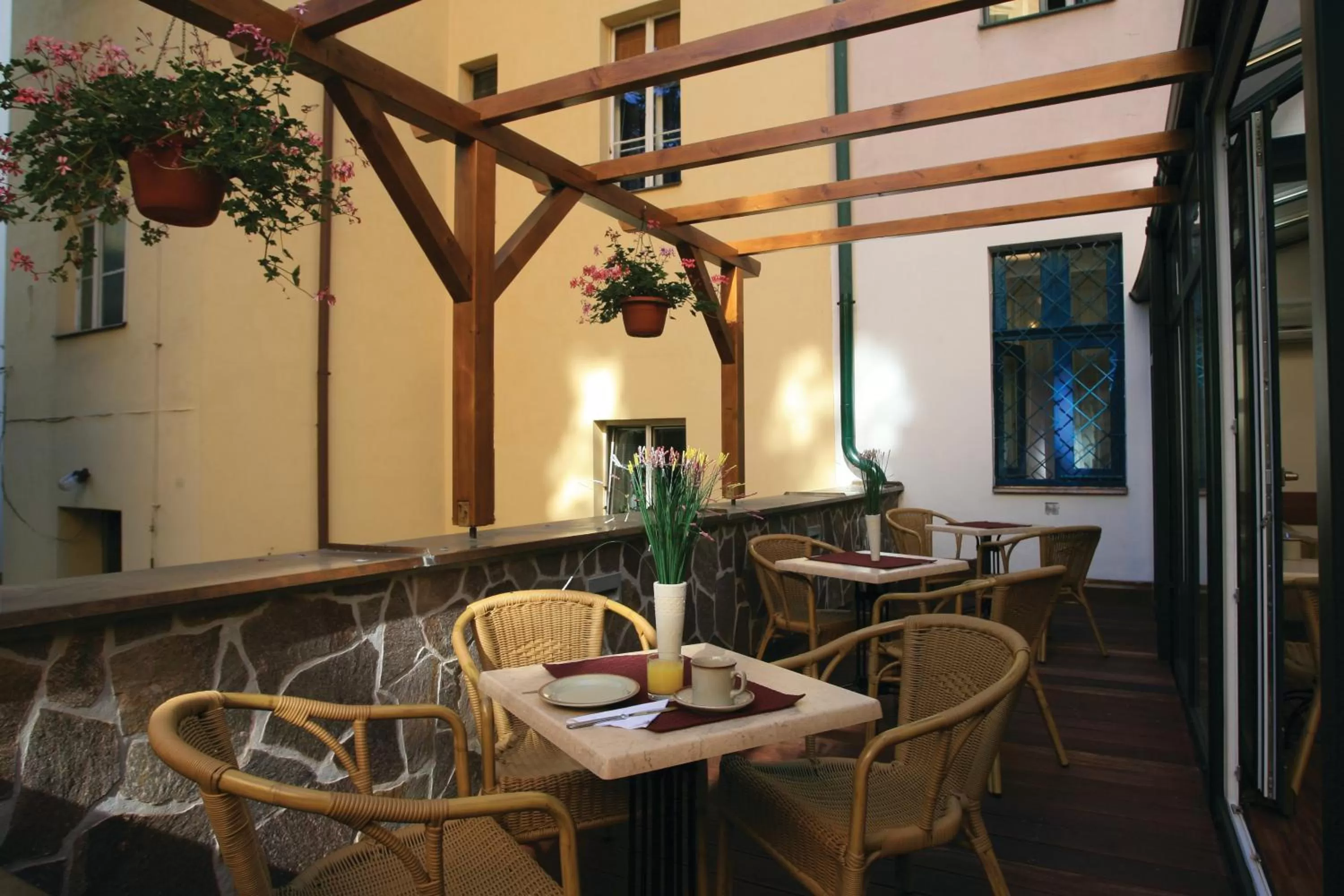 Restaurant/places to eat in Anna Hotel