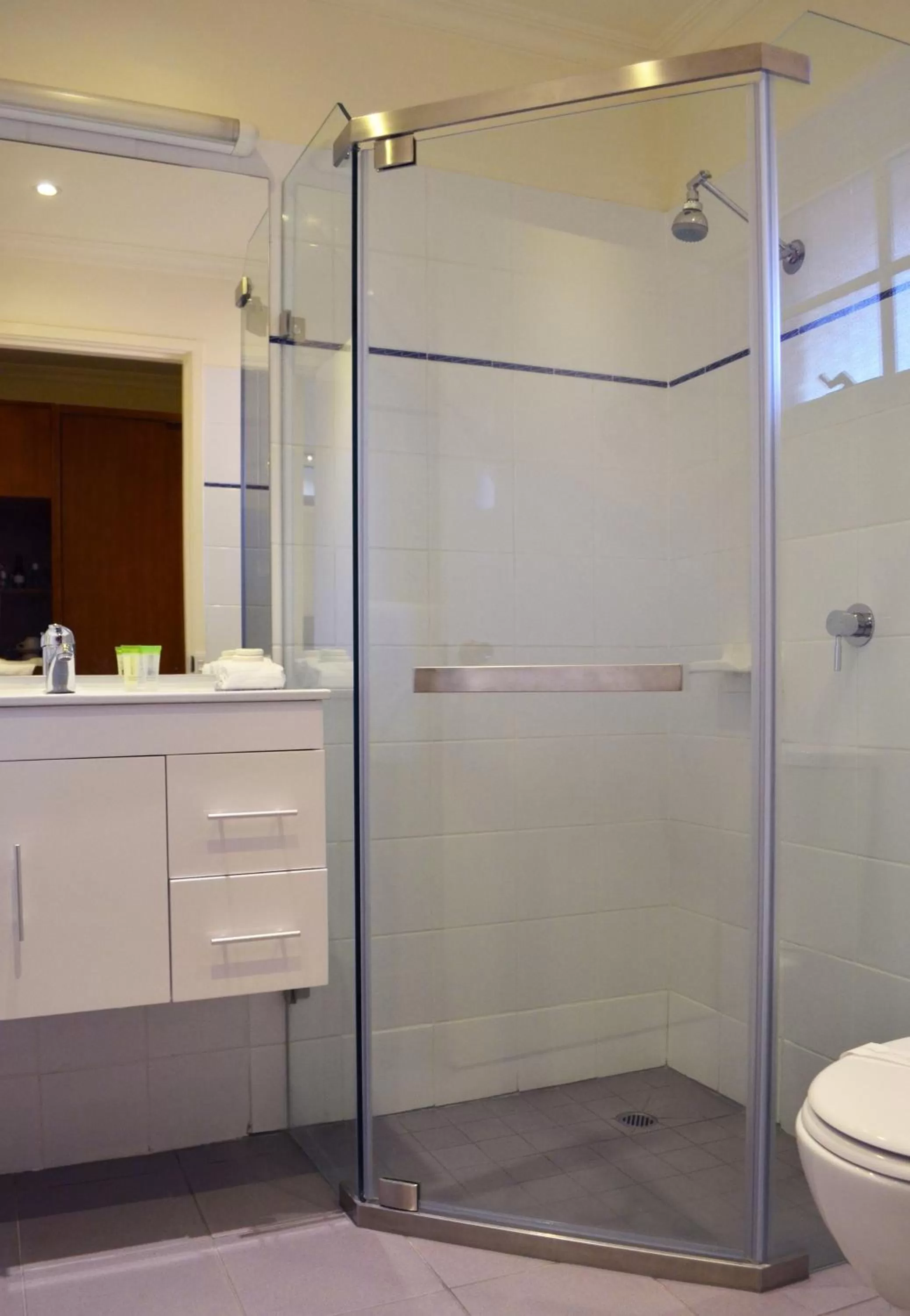 Shower in Best Western Plus Buckingham International