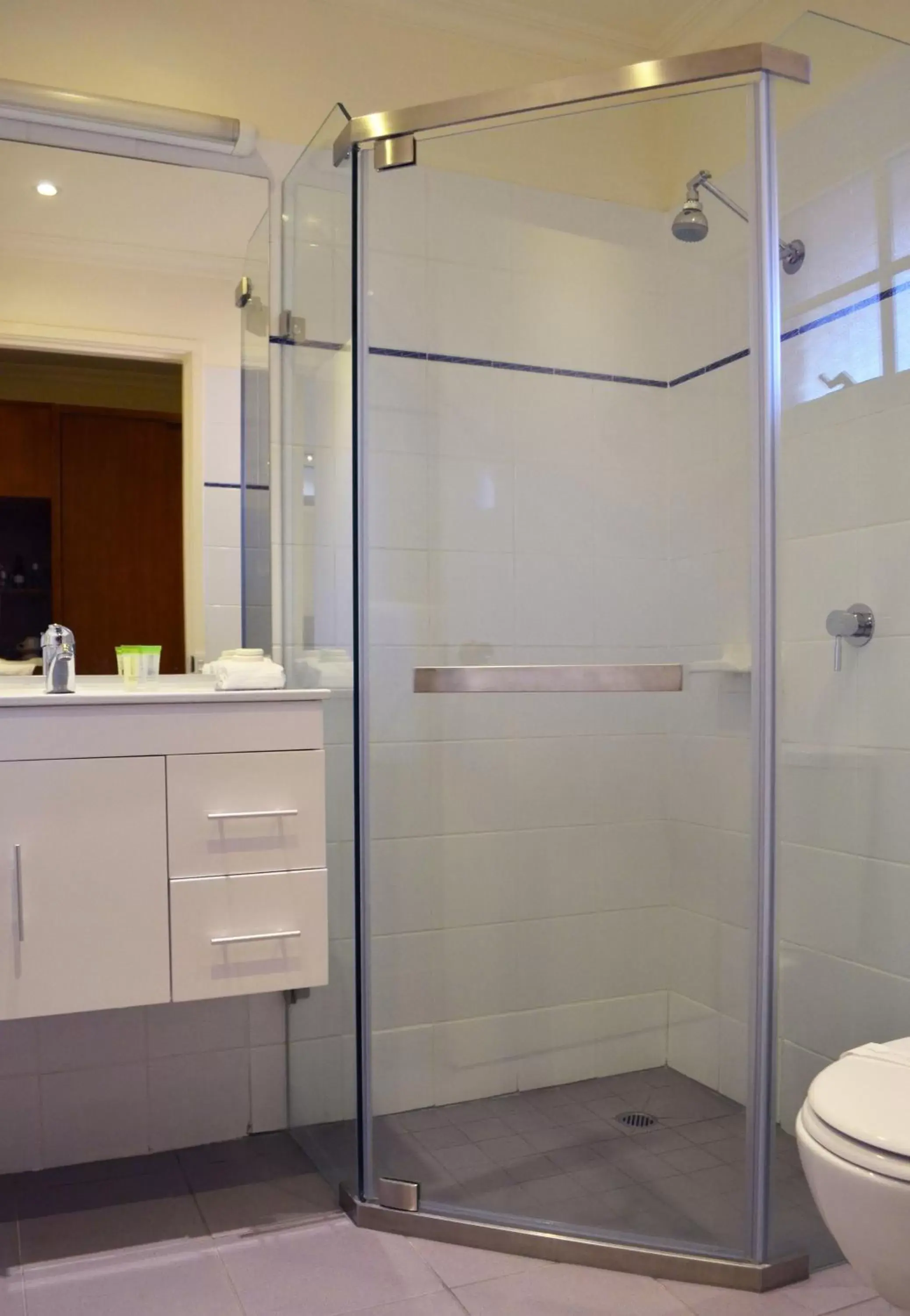 Shower, Bathroom in Best Western Plus Buckingham International