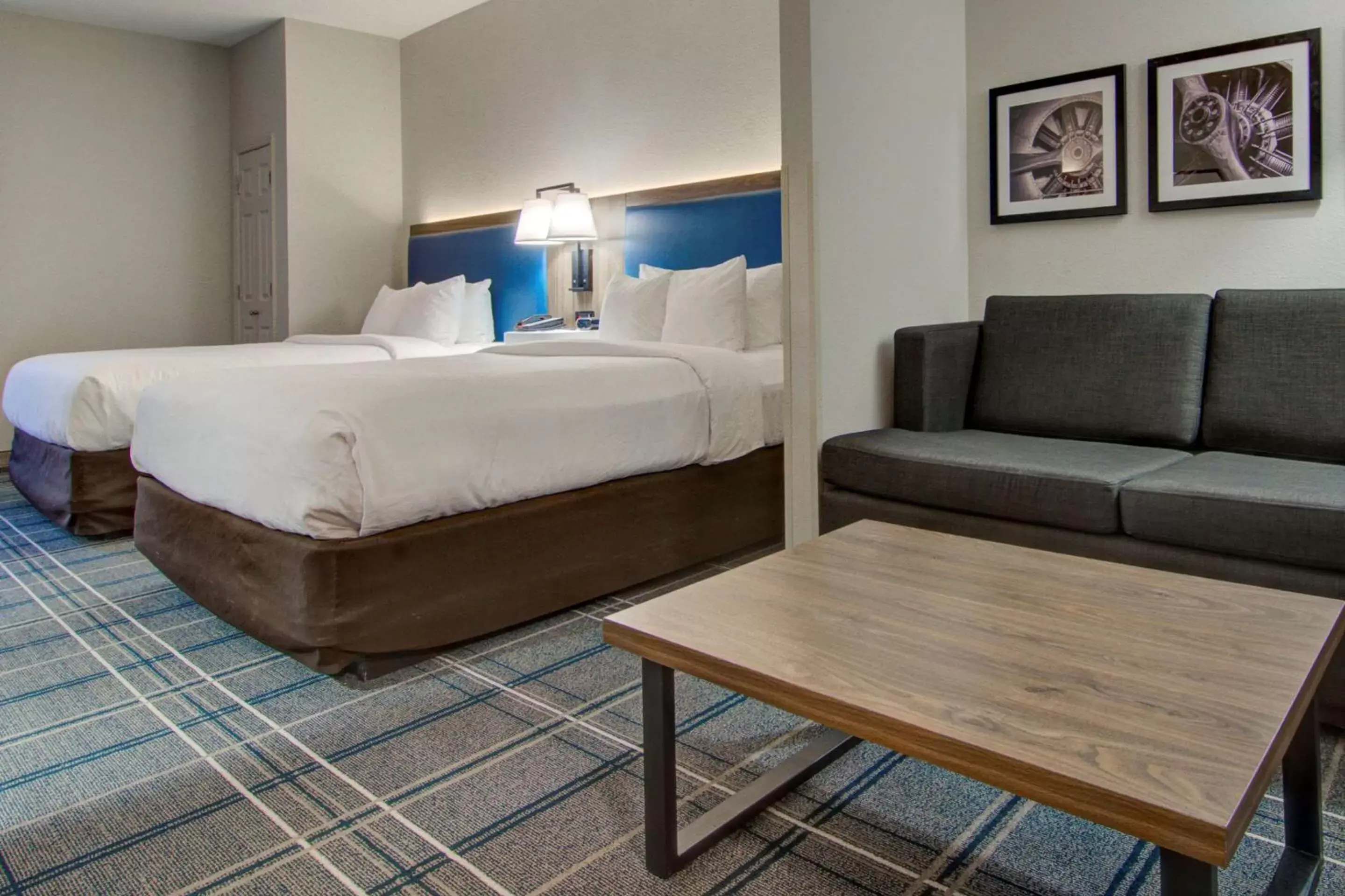 Photo of the whole room, Bed in Comfort Suites Newport News Airport