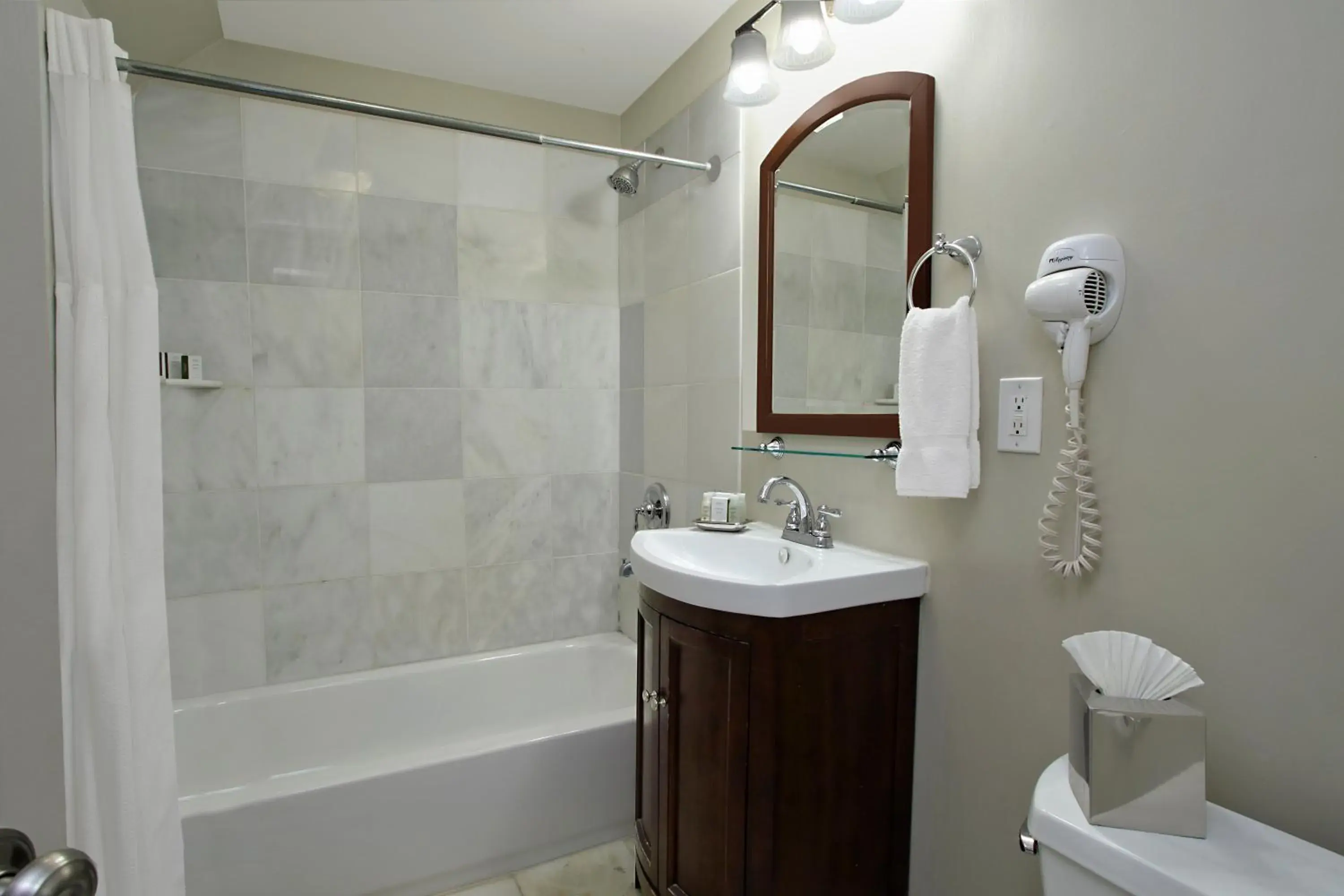 Bathroom in Lamothe House Hotel