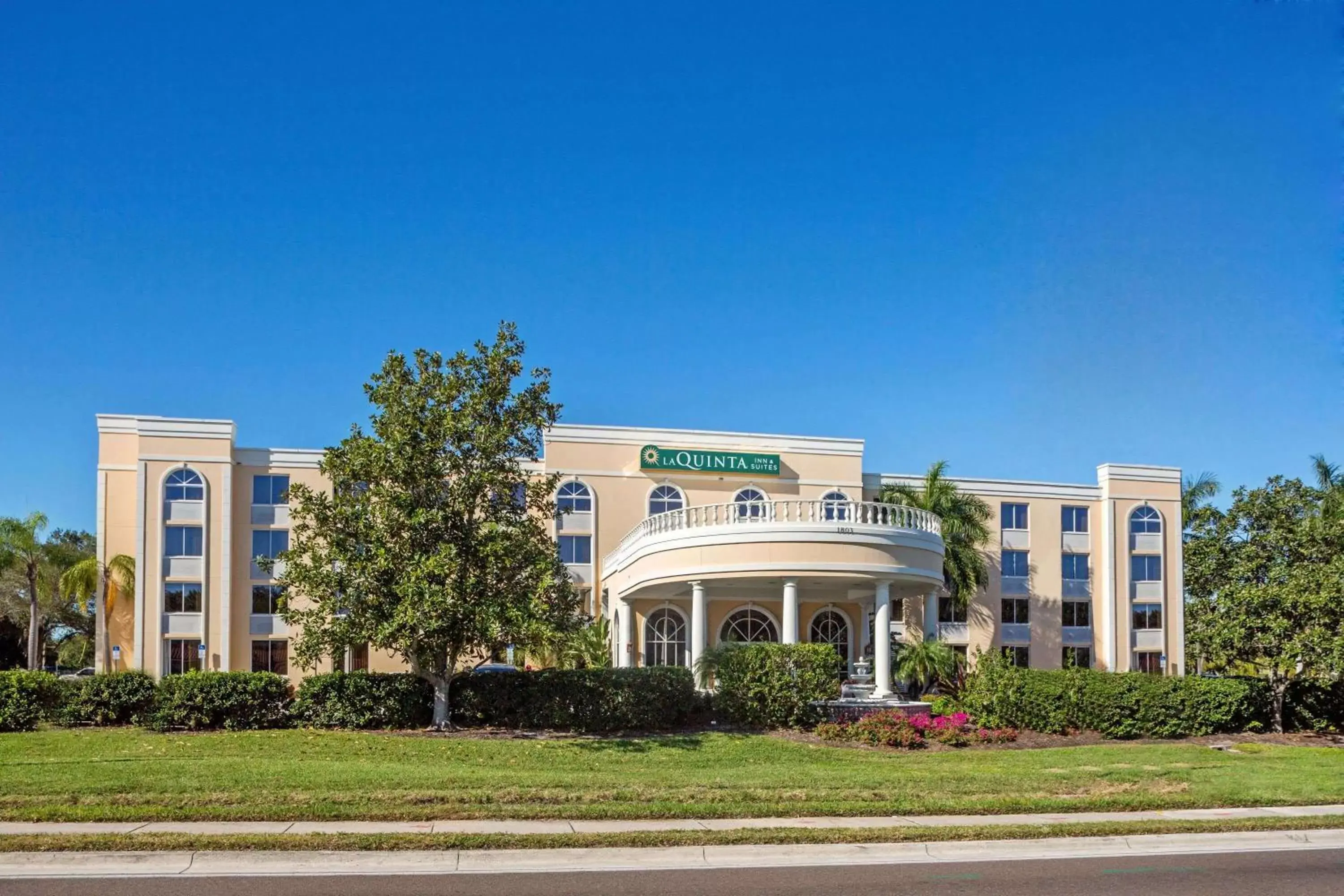 Property Building in La Quinta by Wyndham Sarasota Downtown