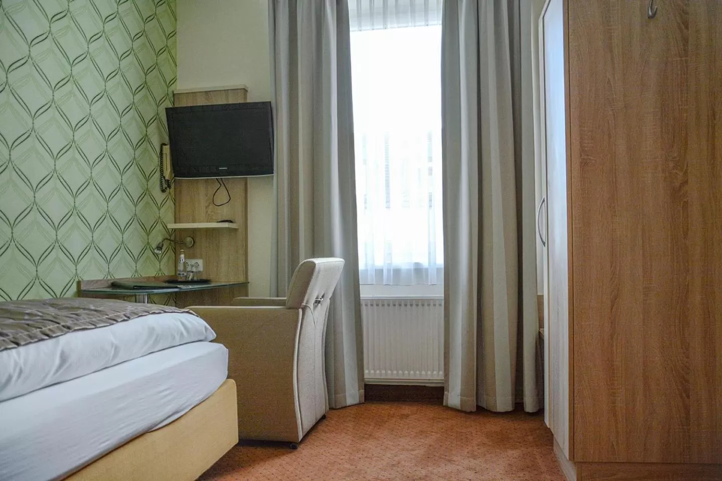 Photo of the whole room, Bed in Hotel zur Insel