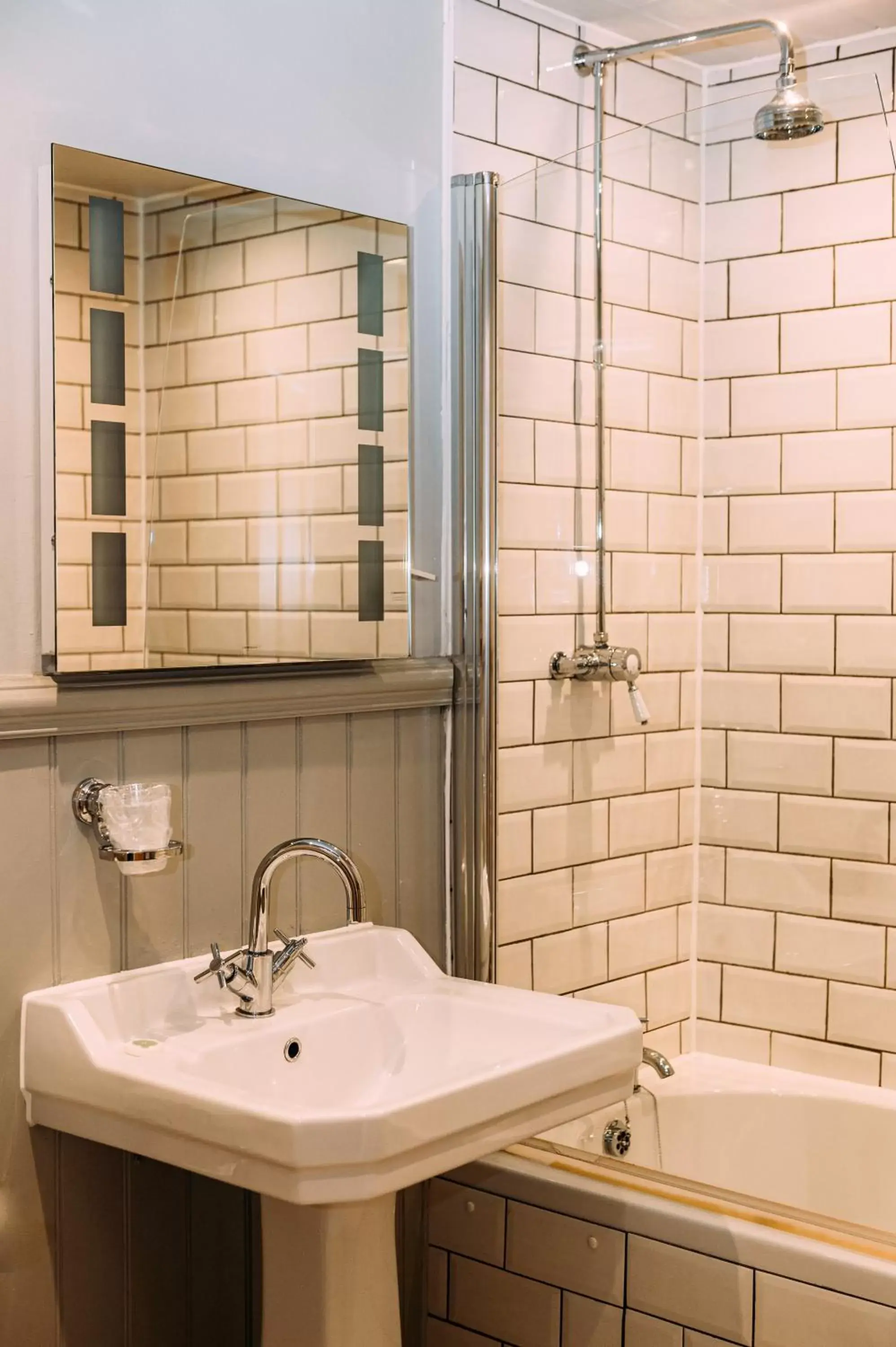 Shower, Bathroom in The Queens Hotel